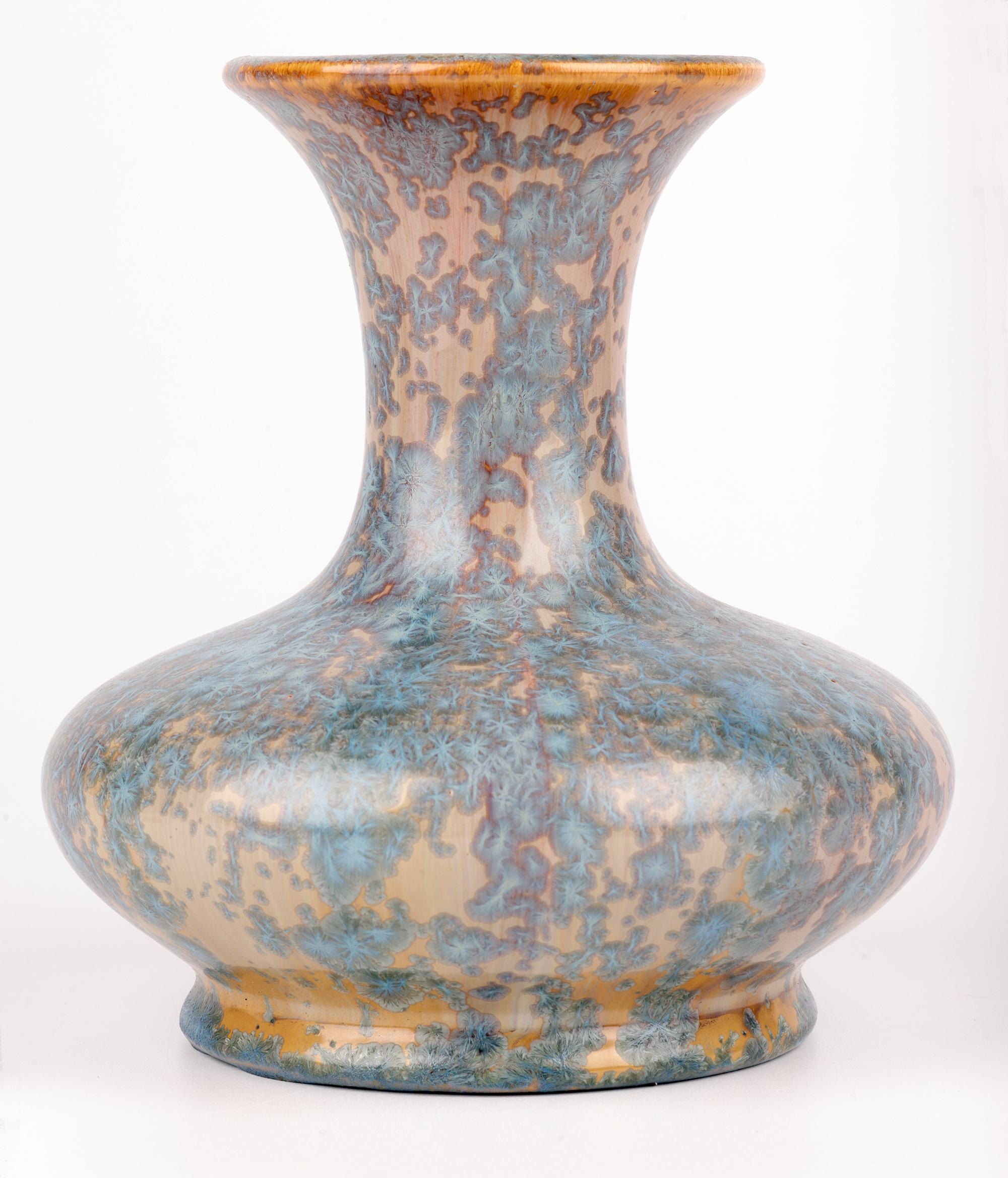 Pierrefonds Pottery attribuito a un vaso d'arte a forma di bottiglia con smalto cristallino francese in vendita 5