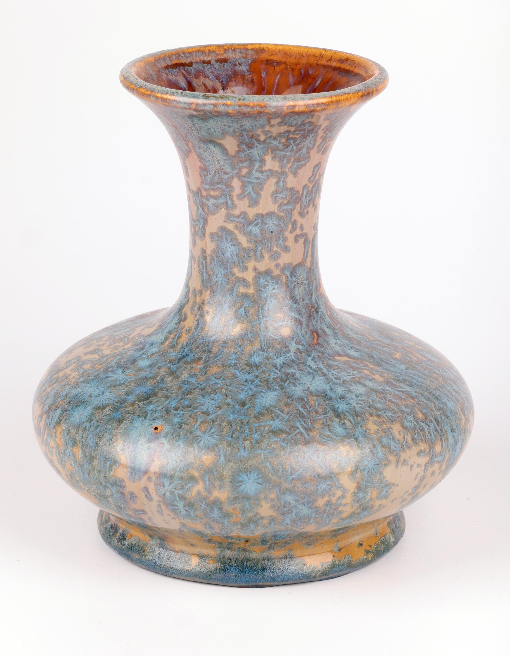 Pierrefonds Pottery attribuito a un vaso d'arte a forma di bottiglia con smalto cristallino francese in vendita 7