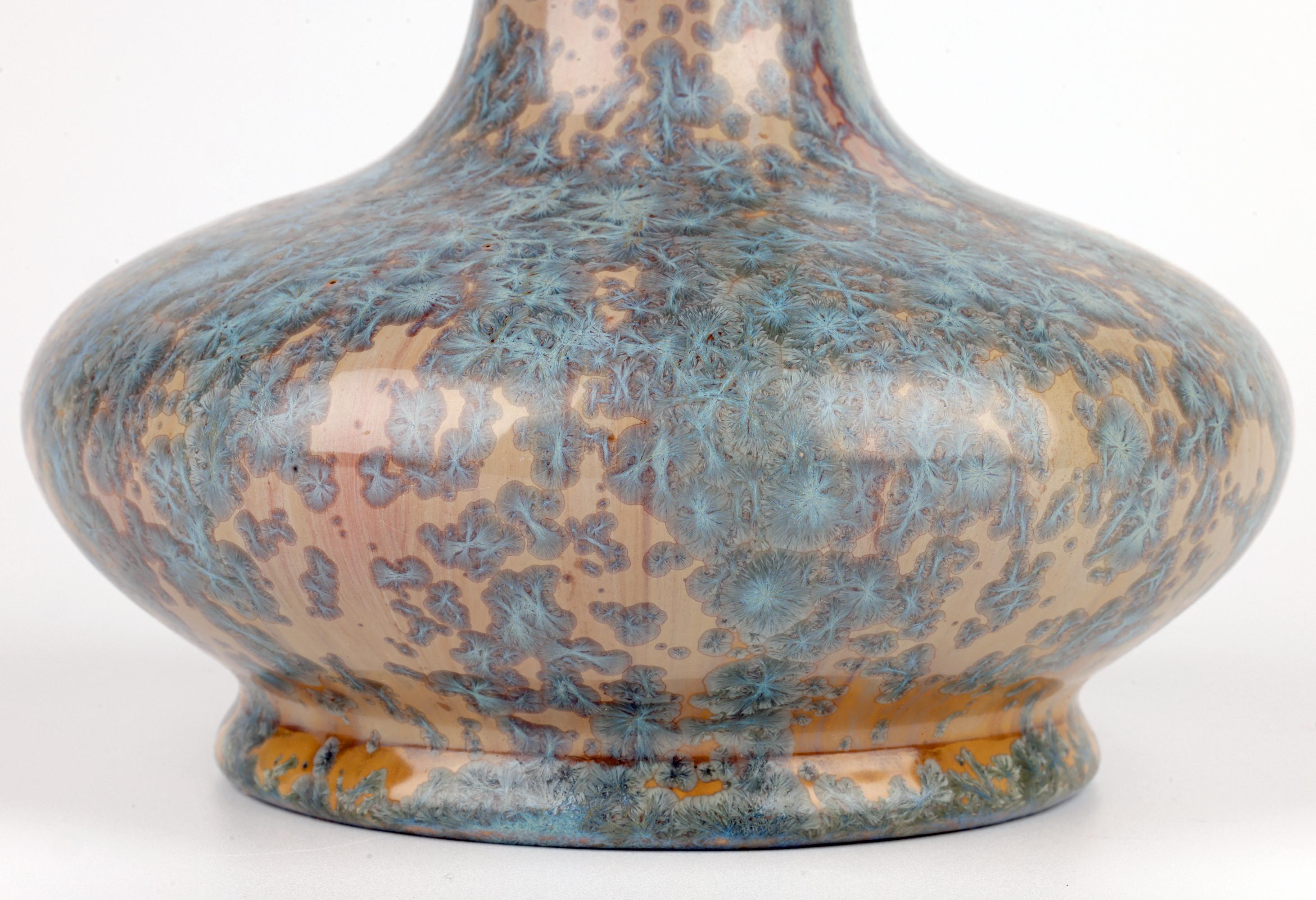Art Déco Pierrefonds Pottery attribuito a un vaso d'arte a forma di bottiglia con smalto cristallino francese in vendita