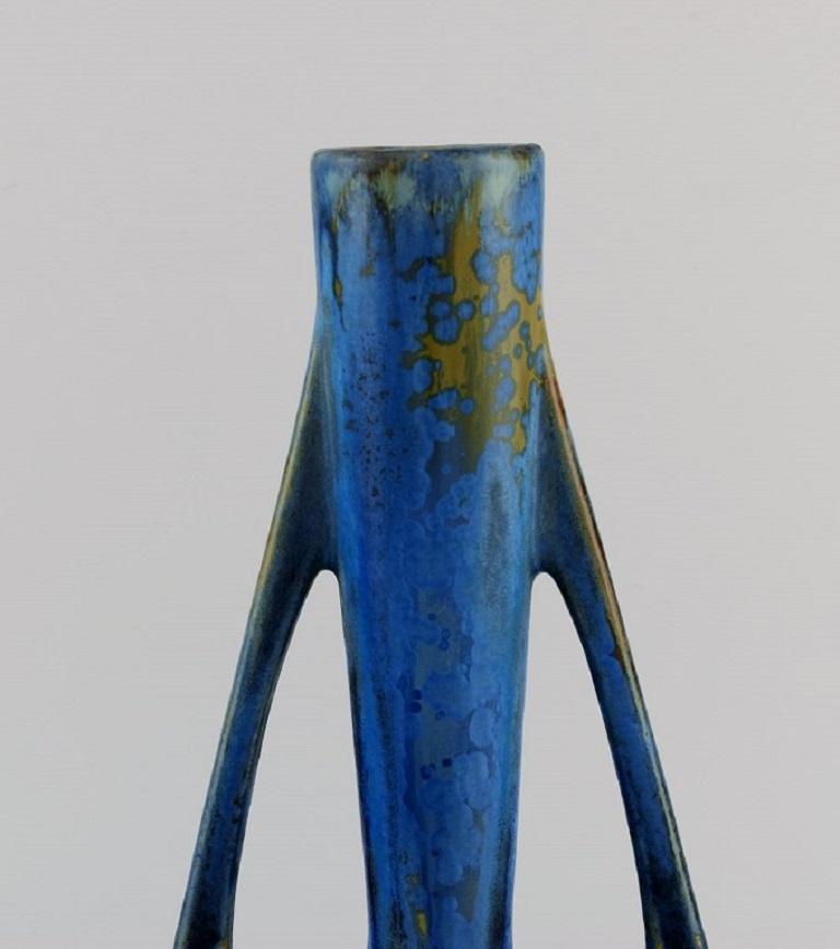 Pierrefonds, France. Vase à anses en grès émaillé. 
Magnifique glaçure dans les tons de bleu et de terre claire. 
1930s.
Mesures : 28,5 x 15 cm.
En parfait état.
Estampillé.