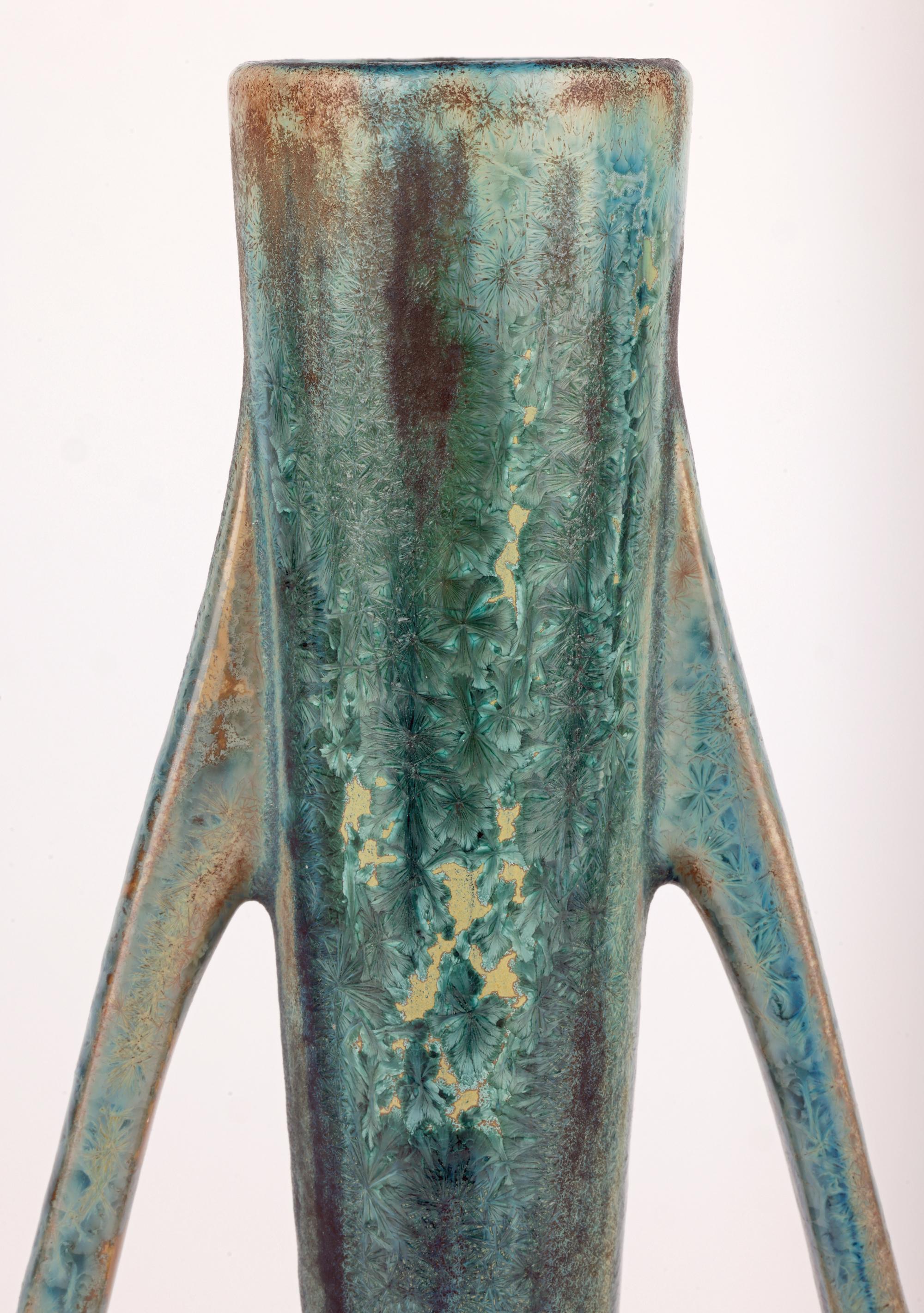 Eine atemberaubende französische Jugendstil-Keramikvase mit zwei Henkeln, die mit blauen kristallinen Glasuren verziert ist und aus der Zeit um 1910 stammt. Die Vase aus Steingut steht auf einem geschliffenen flachen Fuß mit leicht vertieftem Boden.