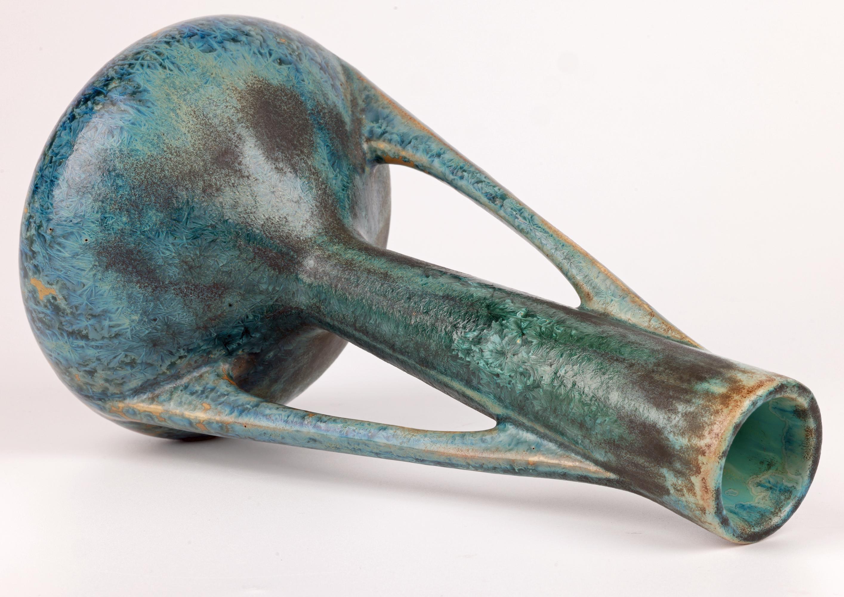 Pierrefonds Französisch Art Deco Blau kristalline glasierte Art Pottery Vase (Steingut) im Angebot