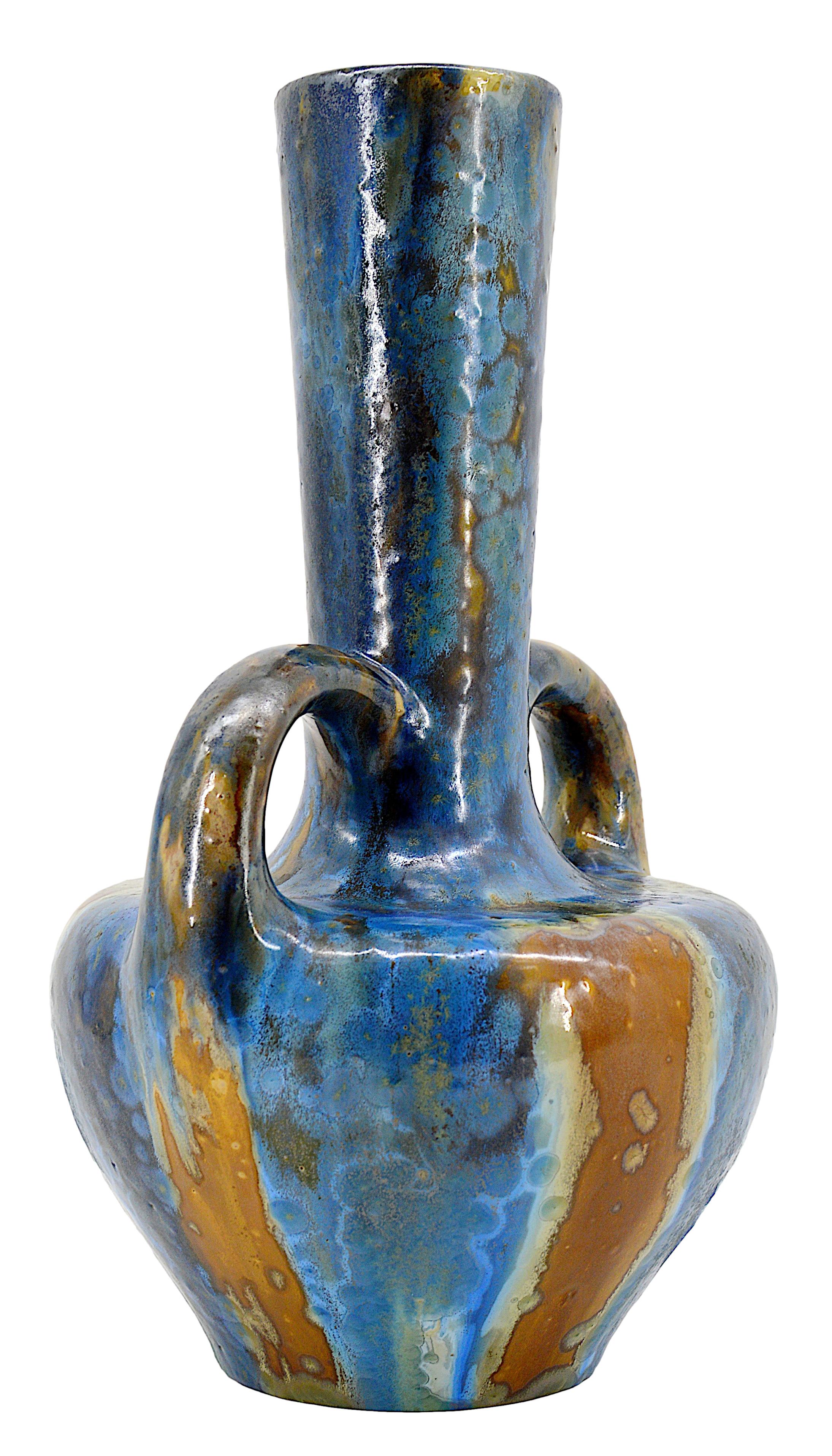 Vase en grès Art déco de PIERREFONDS, France, années 1920. Émail superbe et épais. Les couleurs varient légèrement en fonction de la lumière. Hauteur : 37cm - 14.6 in. Largeur : 22.5cm - 8.9 in. , Profondeur : 21cm - 8.3 in. Excellent état ! Timbre