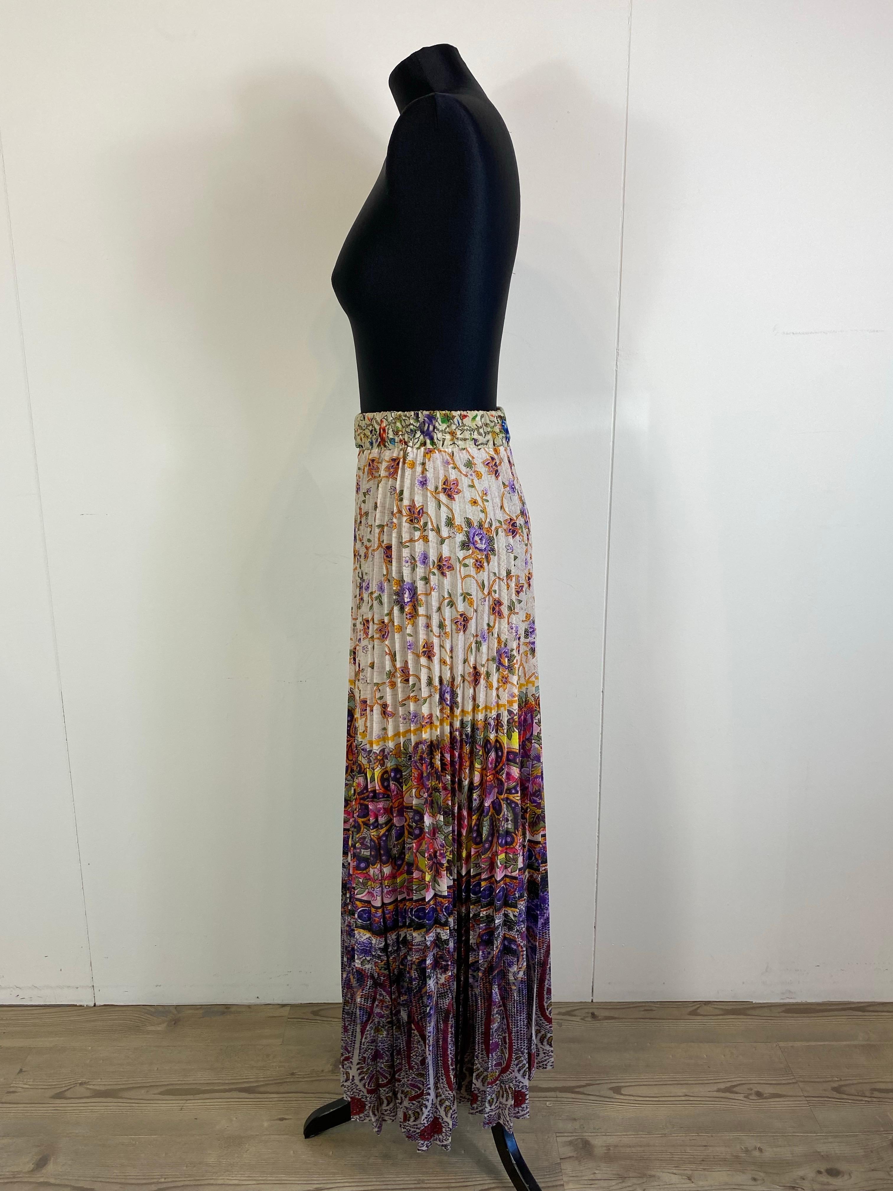 Faltenrock aus Polyester von Pierre Louis Mascia mit elastischem Bund.
Neu, ohne Etikett
Größe XS
Taille 33cm (mit Gummizug)
Länge 95 cm