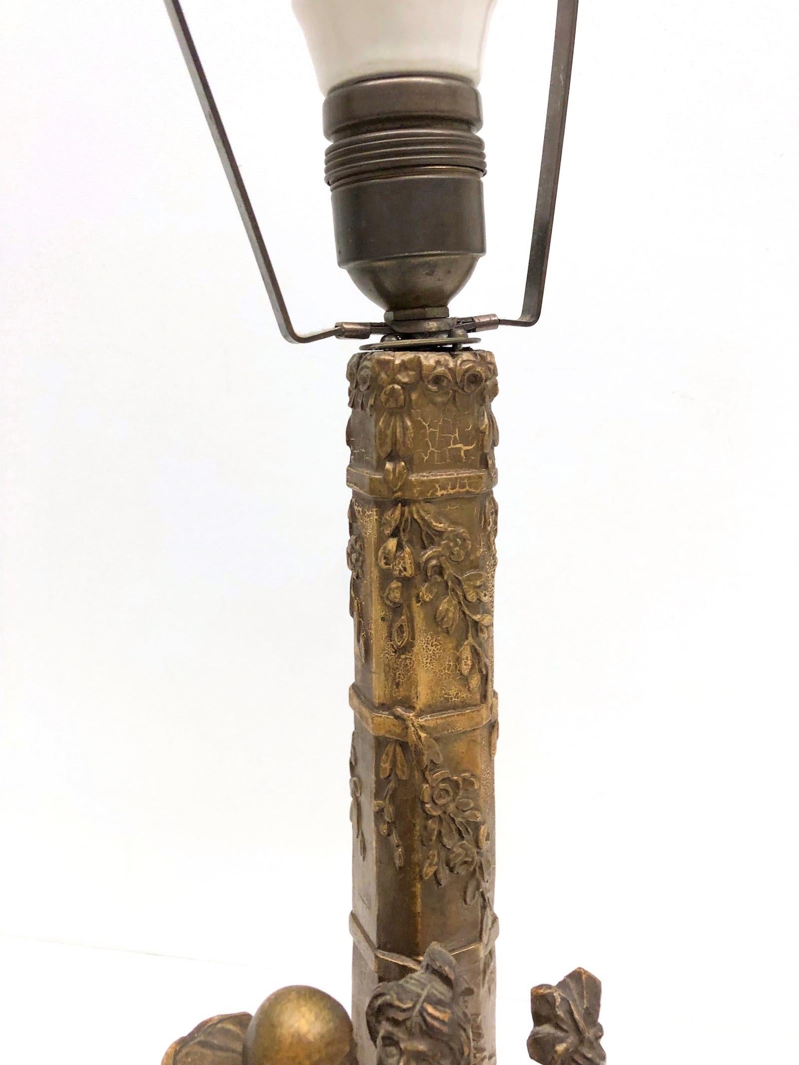 Lampe de bureau en bois sculpté et doré Perroquet et fille Hollywood Regency, années 1930 en vente 4