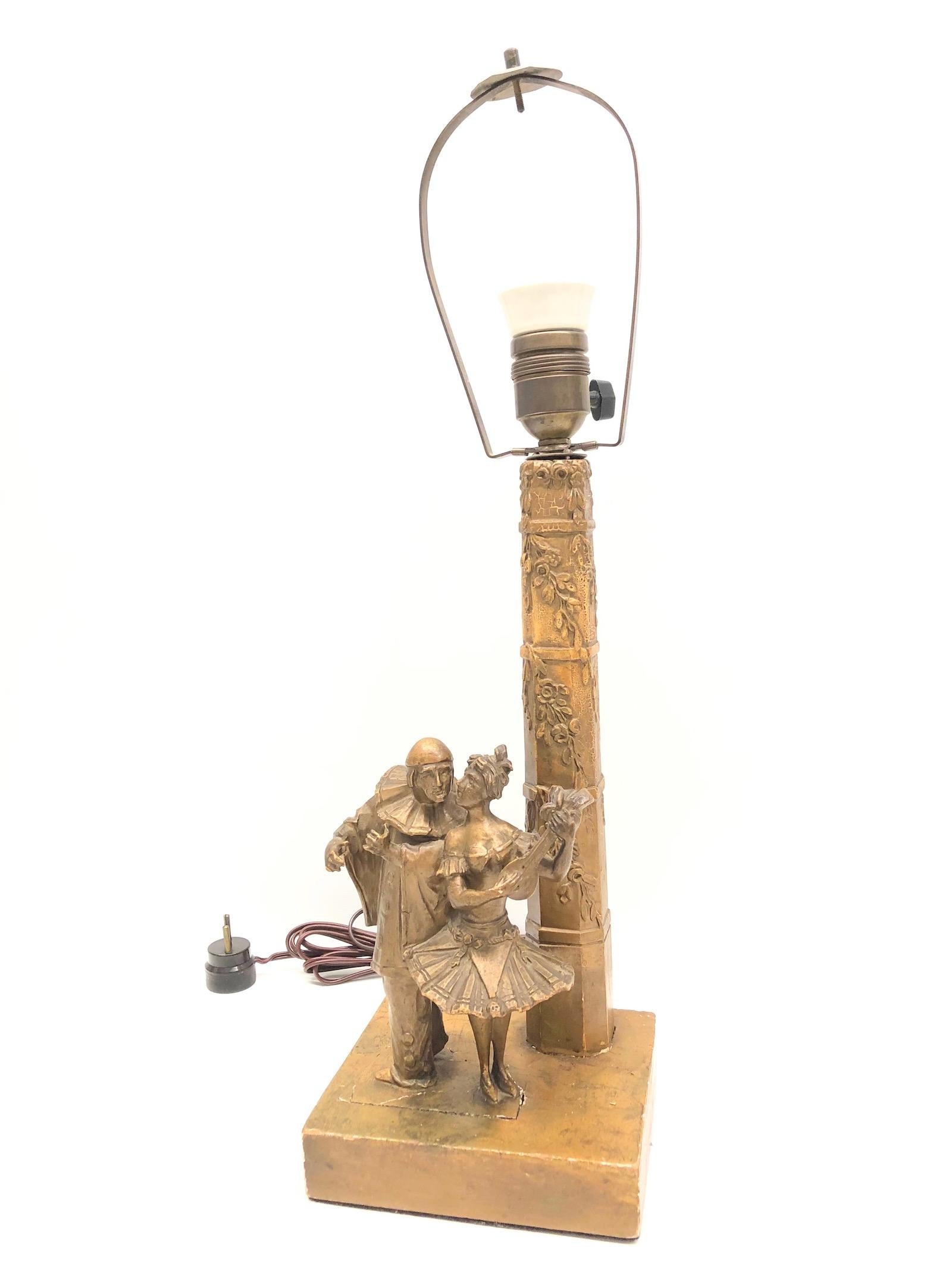 Autrichien Lampe de bureau en bois sculpté et doré Perroquet et fille Hollywood Regency, années 1930 en vente