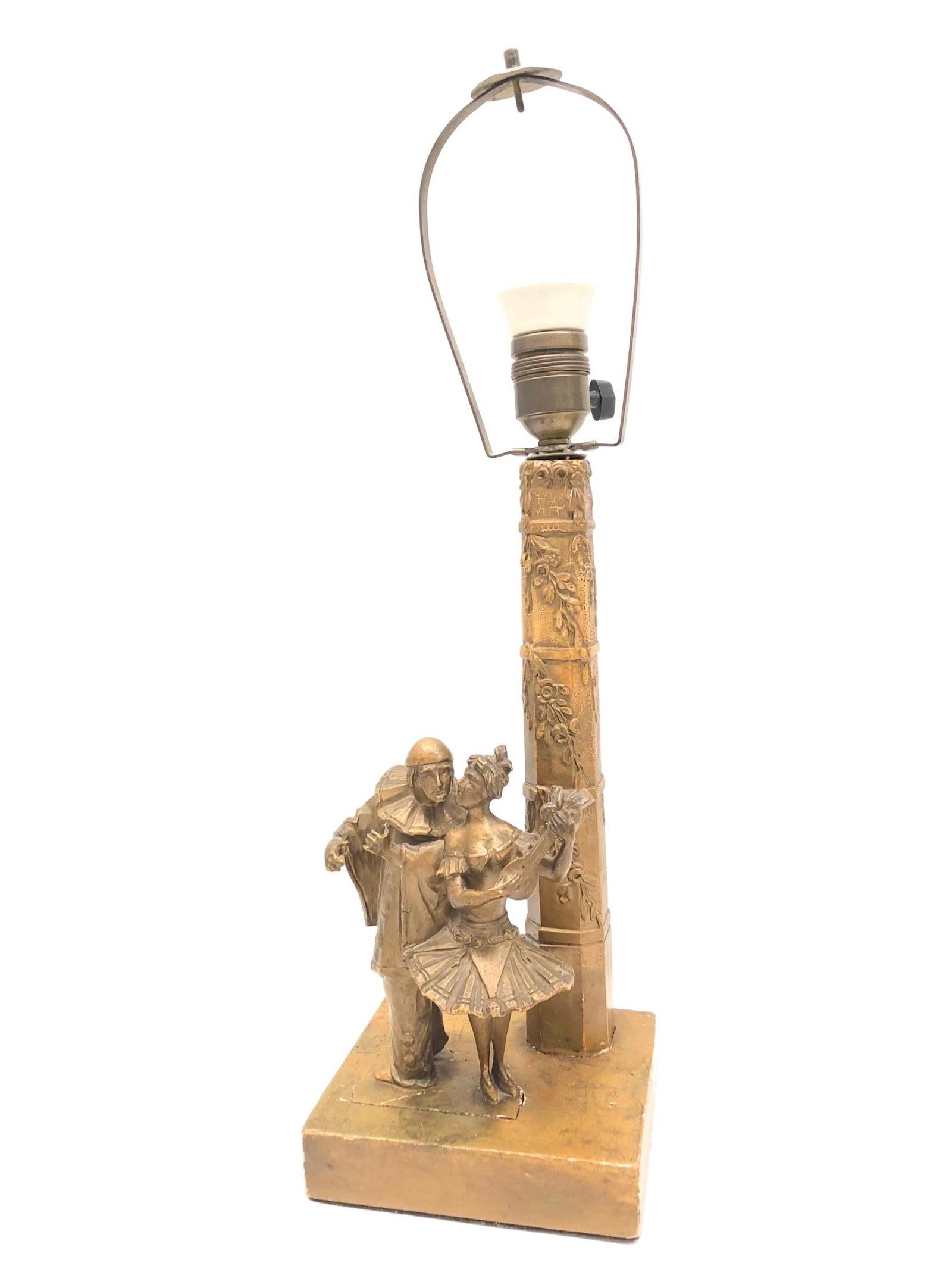 Pierrot and Girl Wood Carved Gilded Table Lamp Tole Hollywood Regency, 1930s In Good Condition For Sale In Nuernberg, DE