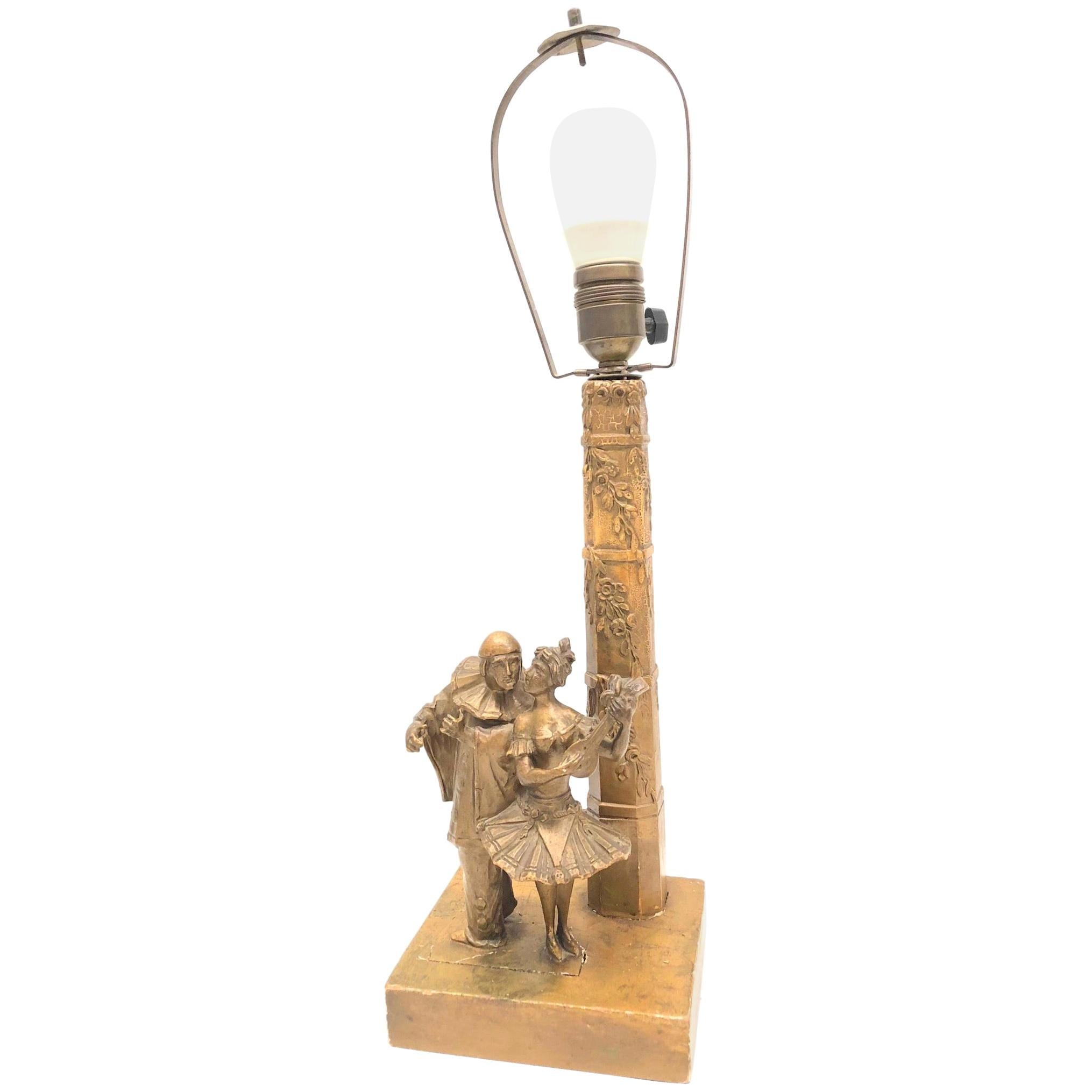 Lampe de bureau en bois sculpté et doré Perroquet et fille Hollywood Regency, années 1930 en vente