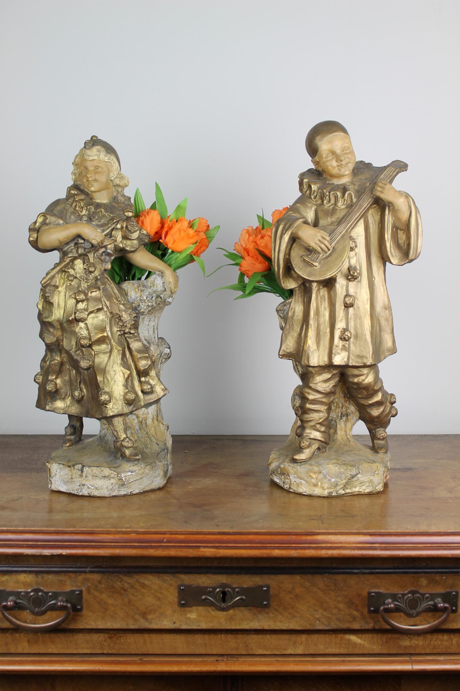 Skulpturen von Pierrot et Colombine, patinierte Vasen, Frankreich, frühes 20. Jahrhundert (Art nouveau) im Angebot