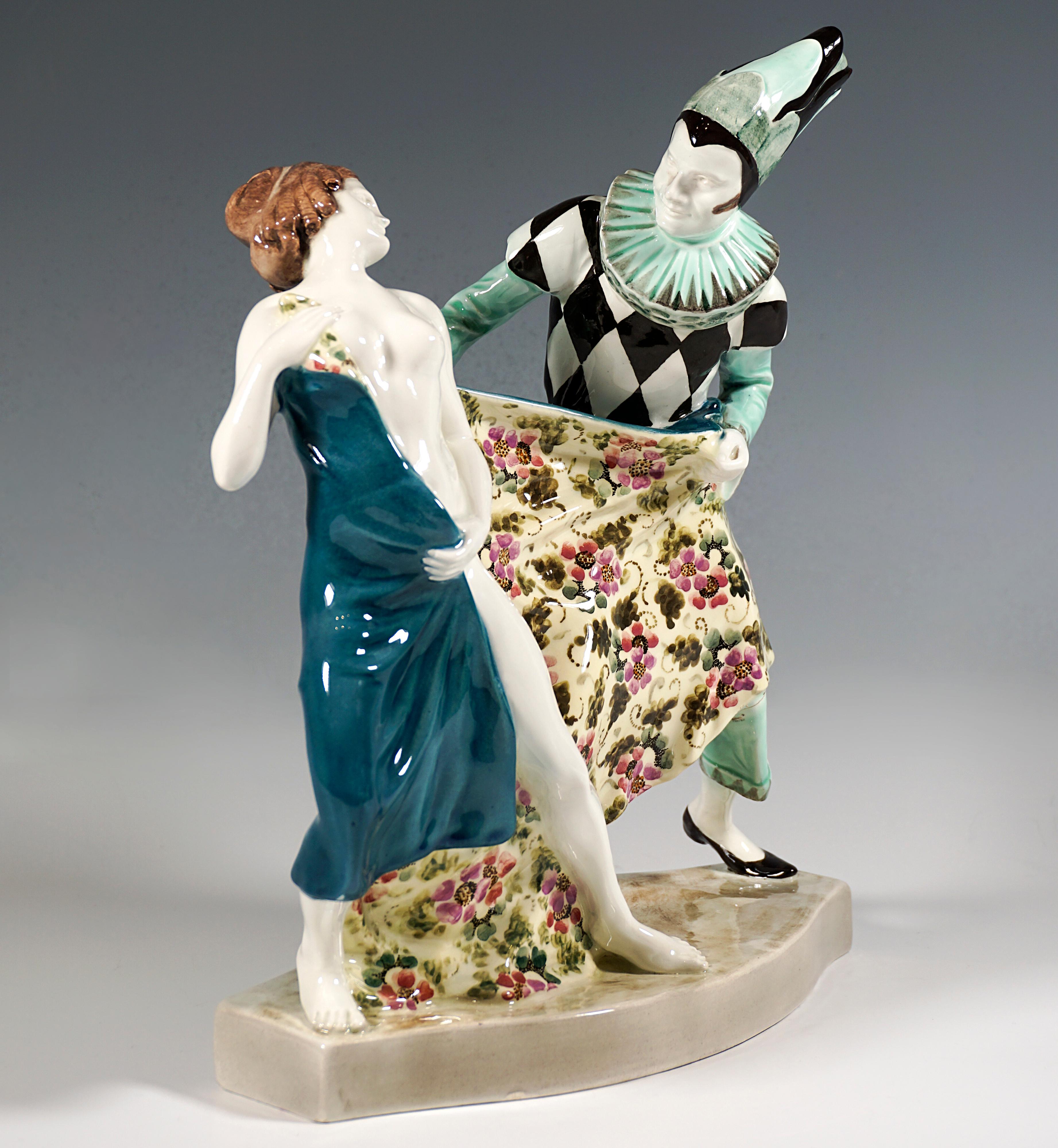 Eccezionale modello Art Déco dell'azienda Goldscheider:
Ballerina vestita con un costume da Pierrot verde chiaro e nero con cappello alto, tiene con entrambe le mani il grande telo decorato con fiori all'interno, da cui si srotola la Colombina non