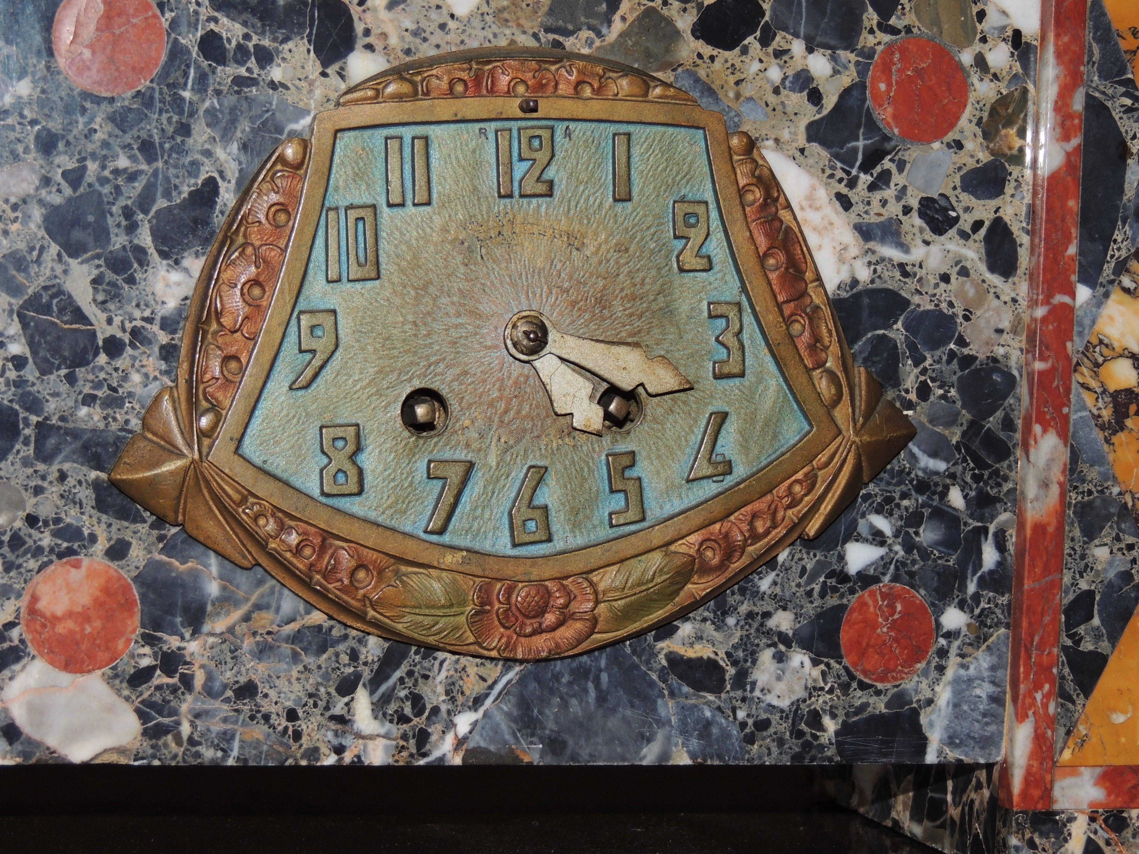 Pierrot Französische Art Deco Uhr auf Marmorsockel im Zustand „Relativ gut“ in Oakland, CA