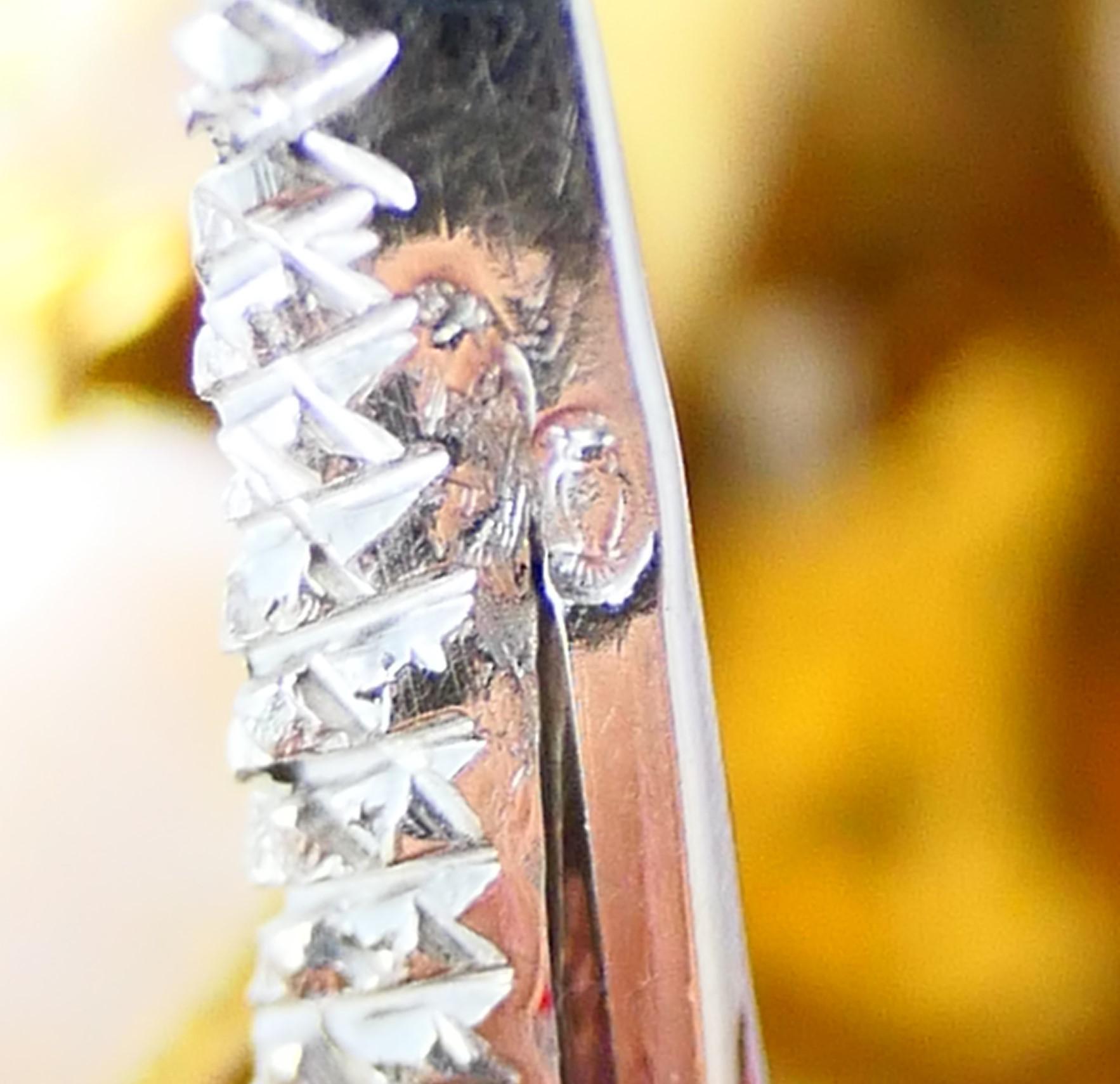 Broche vintage fantaisiste en or 18 carats et émail, ornée de diamants. La Calle représente un personnage d'un poème intitulé Pierrot Lunaire. Le poème a été adapté en opéra, et il est probable qu'une scène du spectacle ait inspiré cette belle pièce
