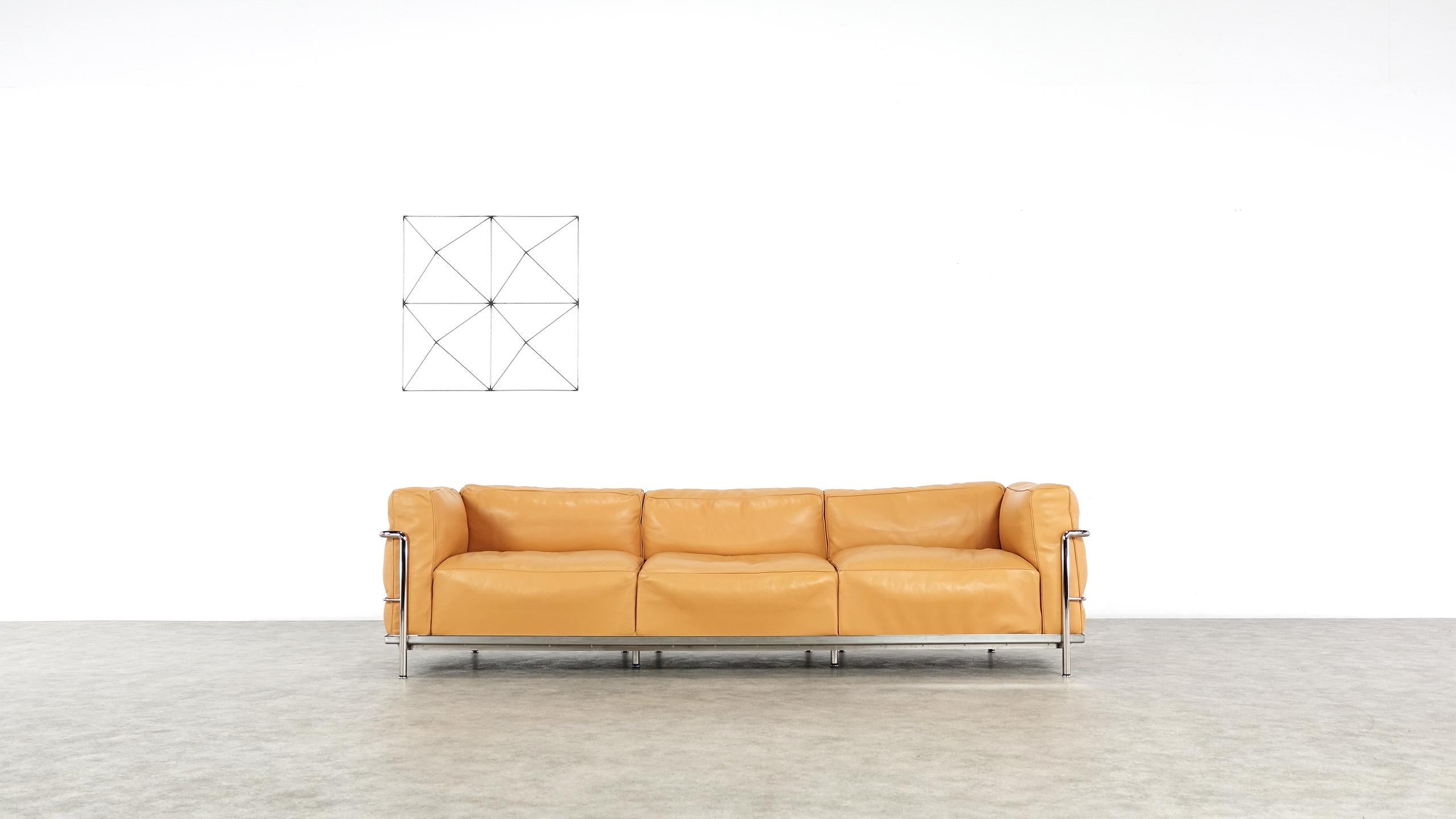 Original Cassina Bauhaus LC3 Divano offered in very good condition ( as new )

Design: 1927 Le Corbusier, Pierrre Jeanneret, Charlotte Perriand

I Maestri Moma collection NY: sofa and armchair in the most exclusive version; goose down feathers -