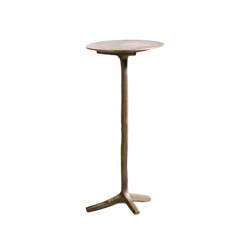 This casted side table can easily be put next to a sofa anytime.
The KLINK is shaped by hand, so there is hardly any straight
line to be found. Both the use of material, as the form are a
little stubborn within the Piet Boon® collection. It’s