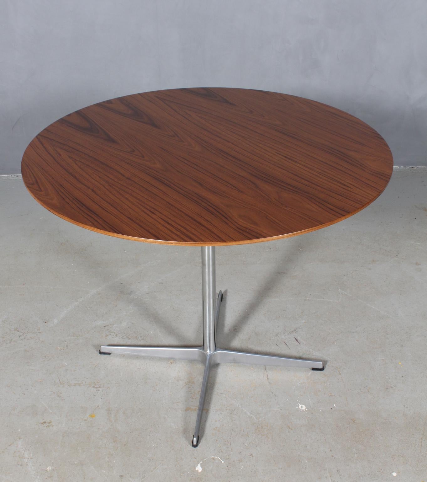 Piet Hein & Arne Jacobsen café table with later plate of new veneered teak.

Four star base of aluminium and steel.

Made by Fritz Hansen.