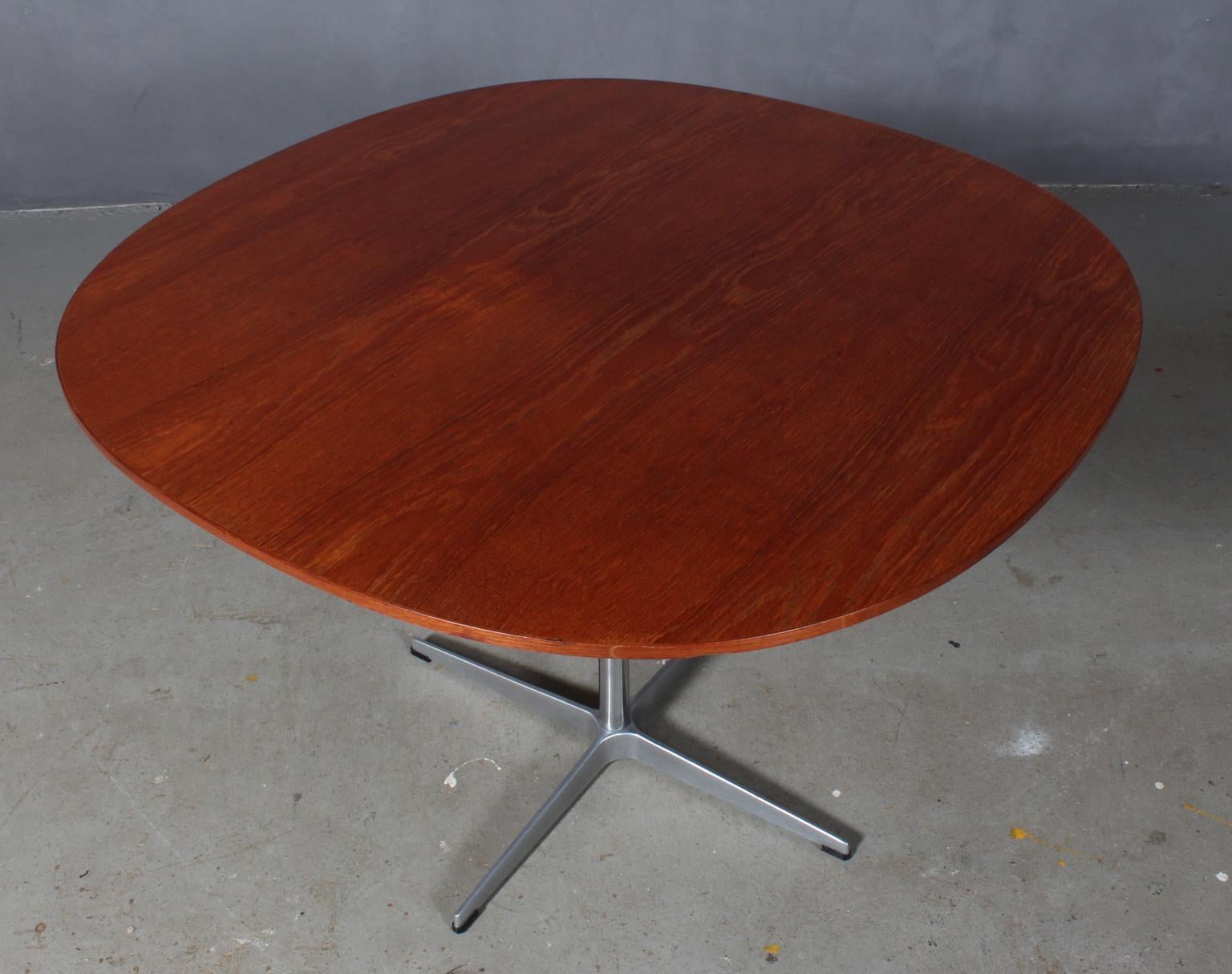 Piet Hein & Arne Jacobsen café table with plate of veneered teak.

Four star base of aluminium and steel.

Made by Fritz Hansen.