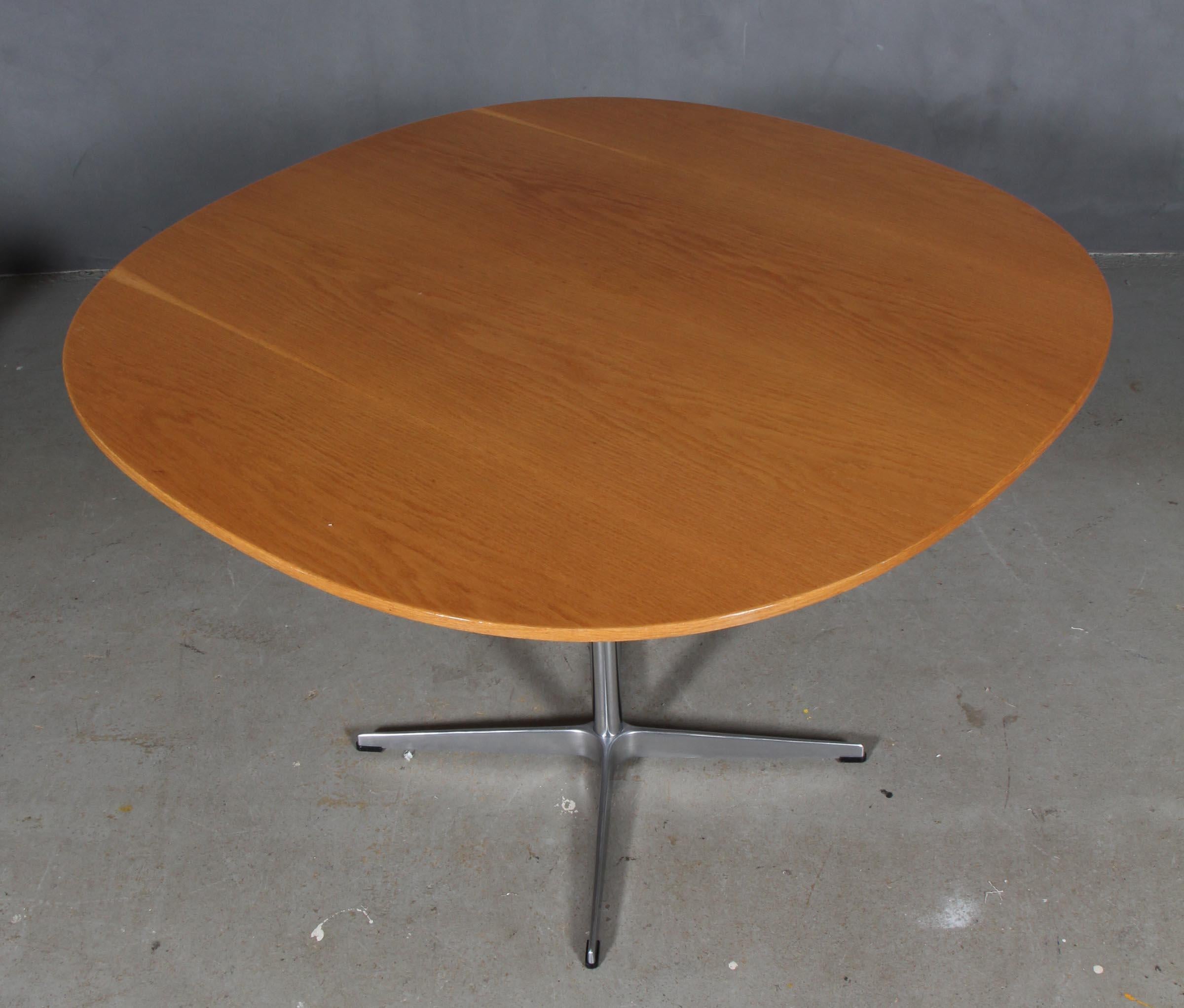 Piet Hein & Arne Jacobsen café table with plate of veneered oak.

Four star base of aluminium and steel.

Made by Fritz Hansen.