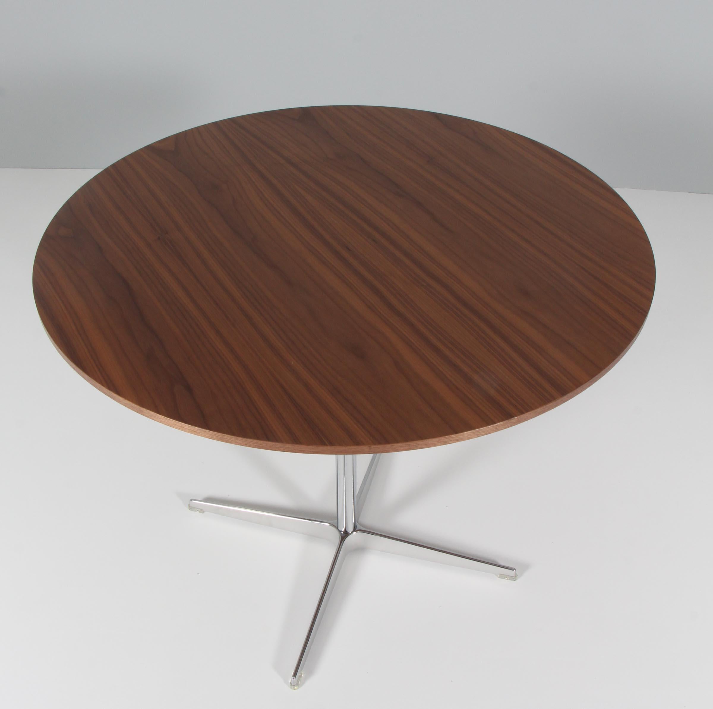 Piet Hein & Arne Jacobsen café table with plate of veenered walnut.

Four star base of aluminium and steel.

Made by Fritz Hansen.