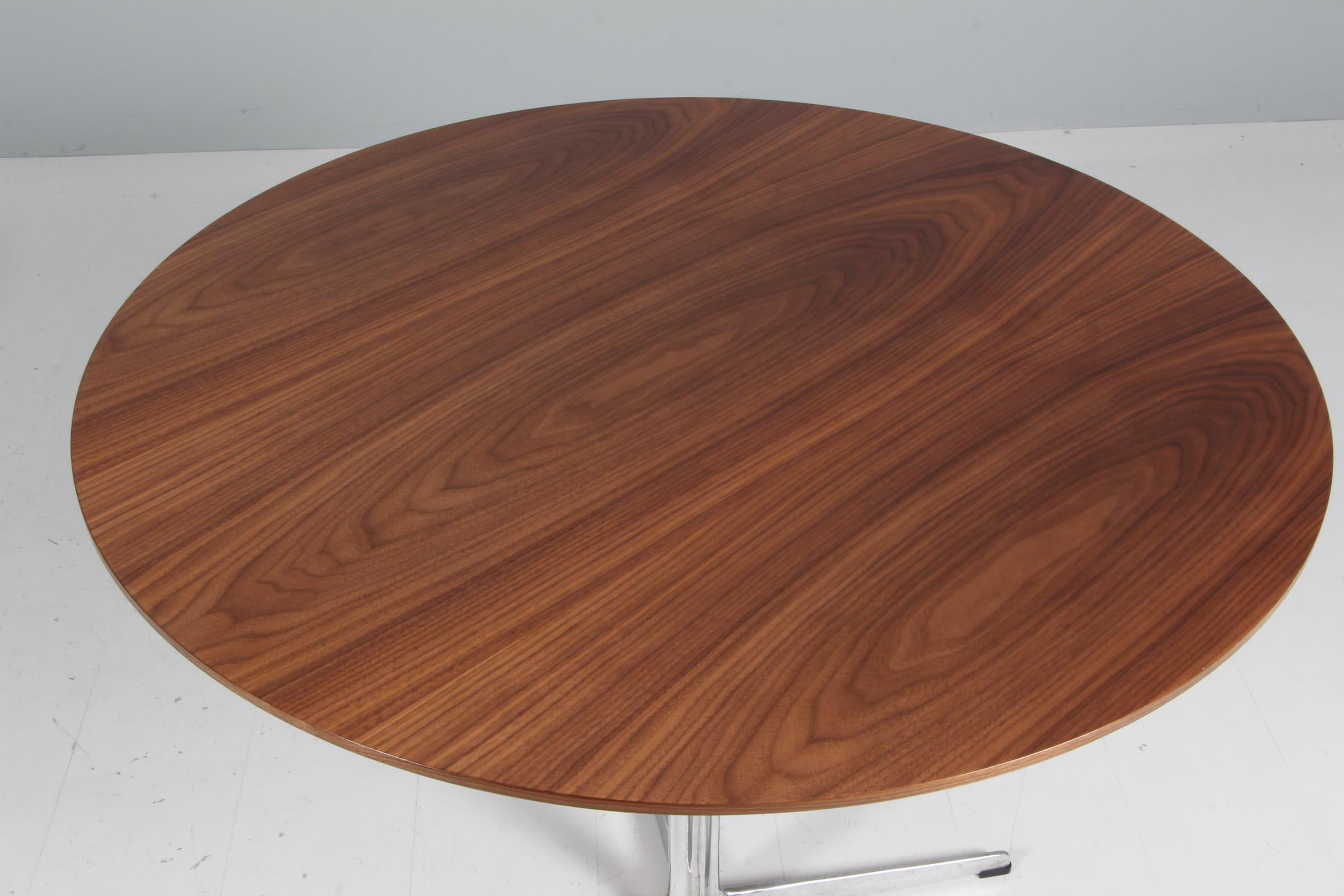 Piet Hein & Arne Jacobsen café table with plate of veenered walnut.

Four star base of aluminium and steel.

Made by Fritz Hansen.