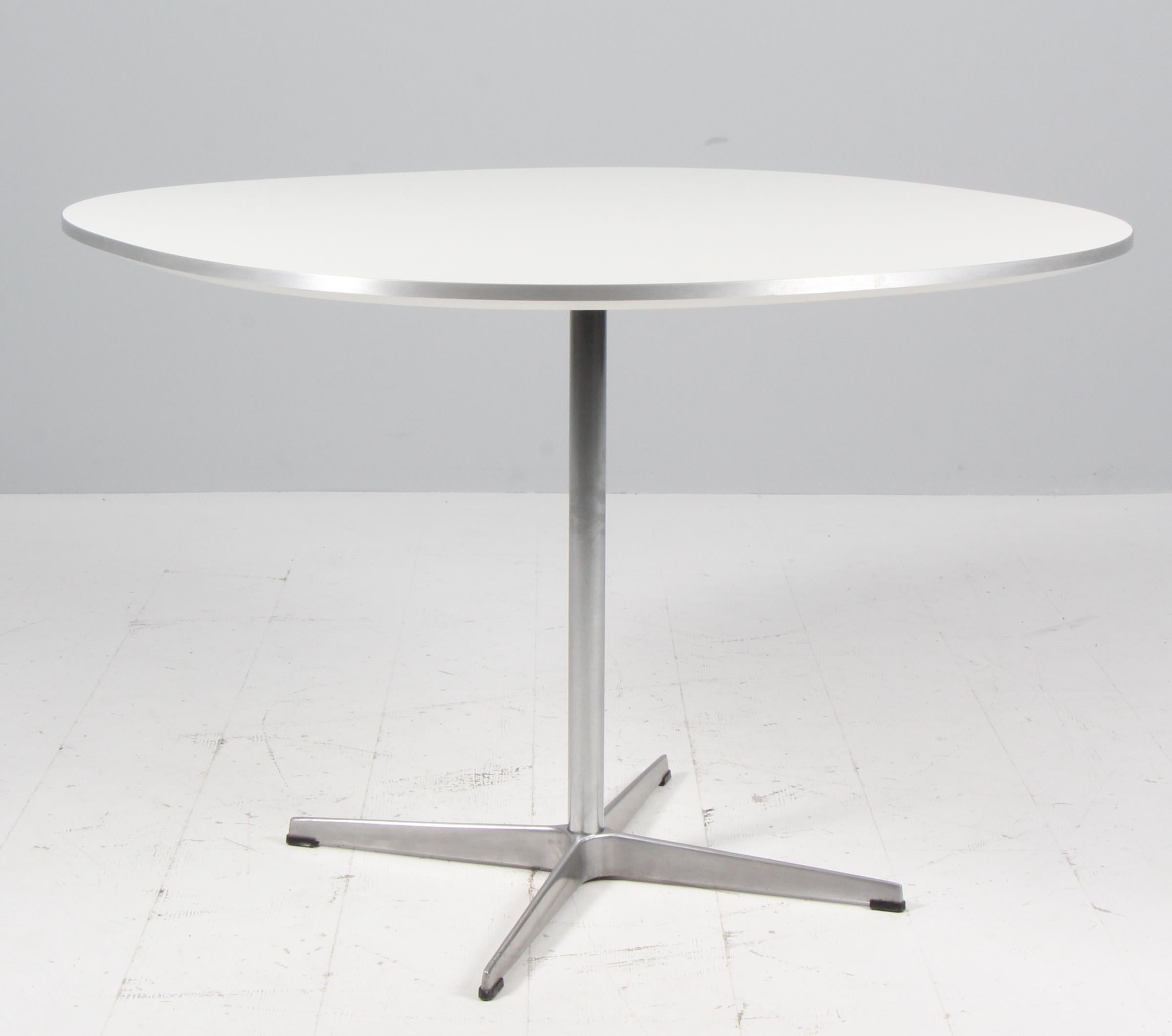 Tavolo da caffè/cucina Piet Hein & Arne Jacobsen con piastra in laminato e lato in alluminio.

Base a quattro stelle in alluminio e acciaio.

Prodotto da Fritz Hansen.