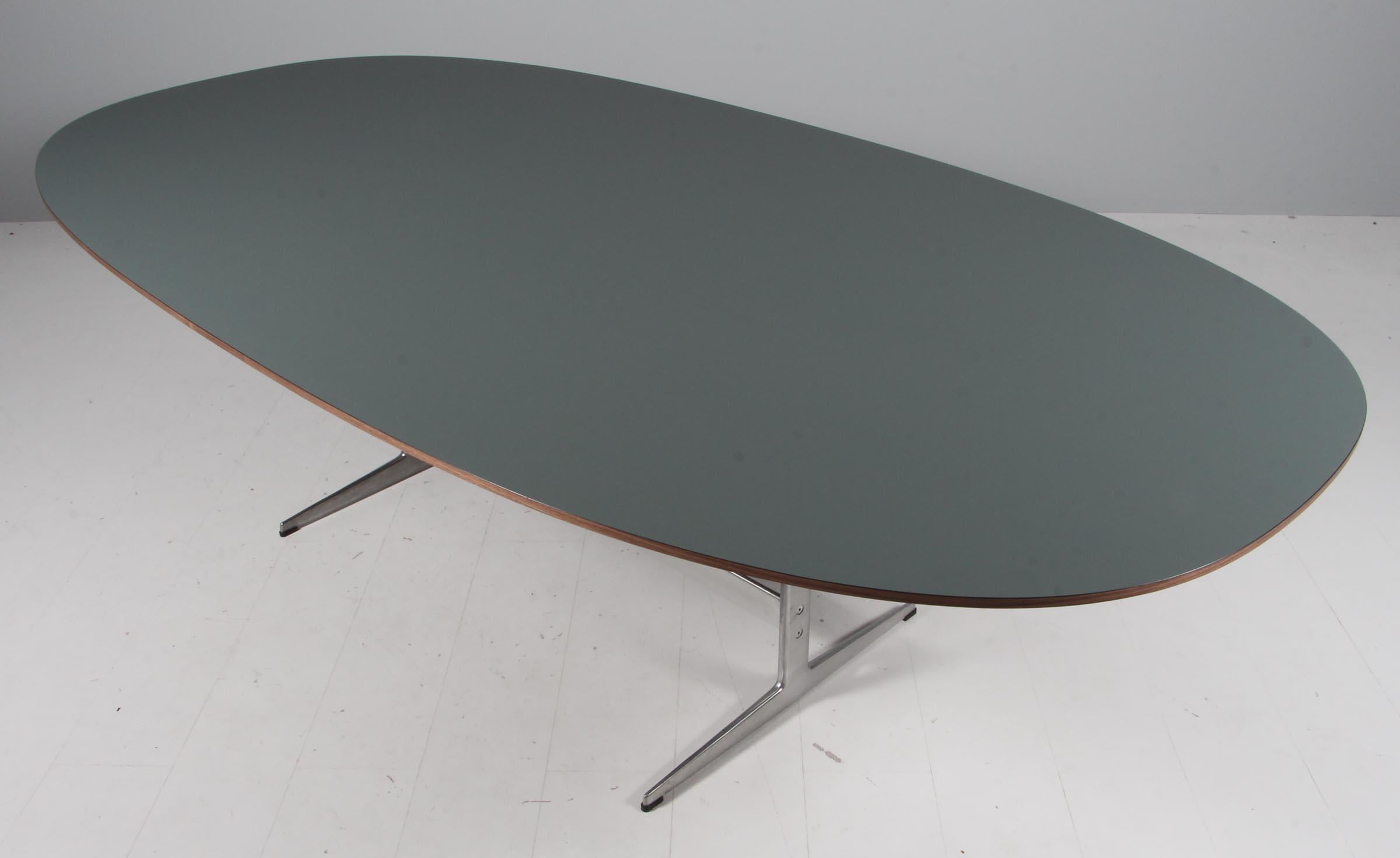 Piet Hein & Arne Jacobsen dining table with new green fenix laminate and walnut list.

Shaker base of aluminium.