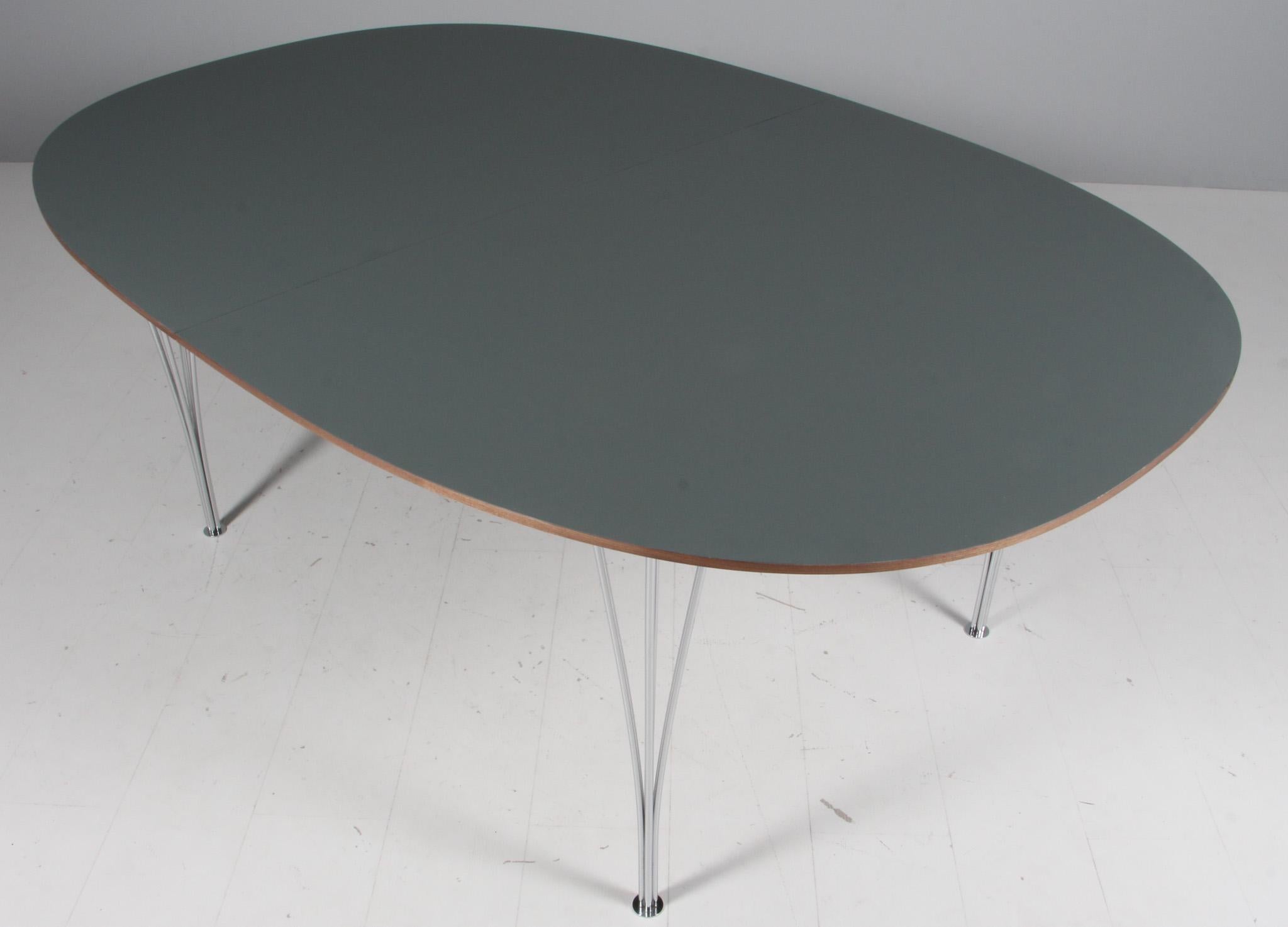 Tavolo da pranzo di Piet Hein & Arne Jacobsen con nuovo laminato fenix verde e lista in noce. Due prolunghe da 60 cm.

Gambe cromate.