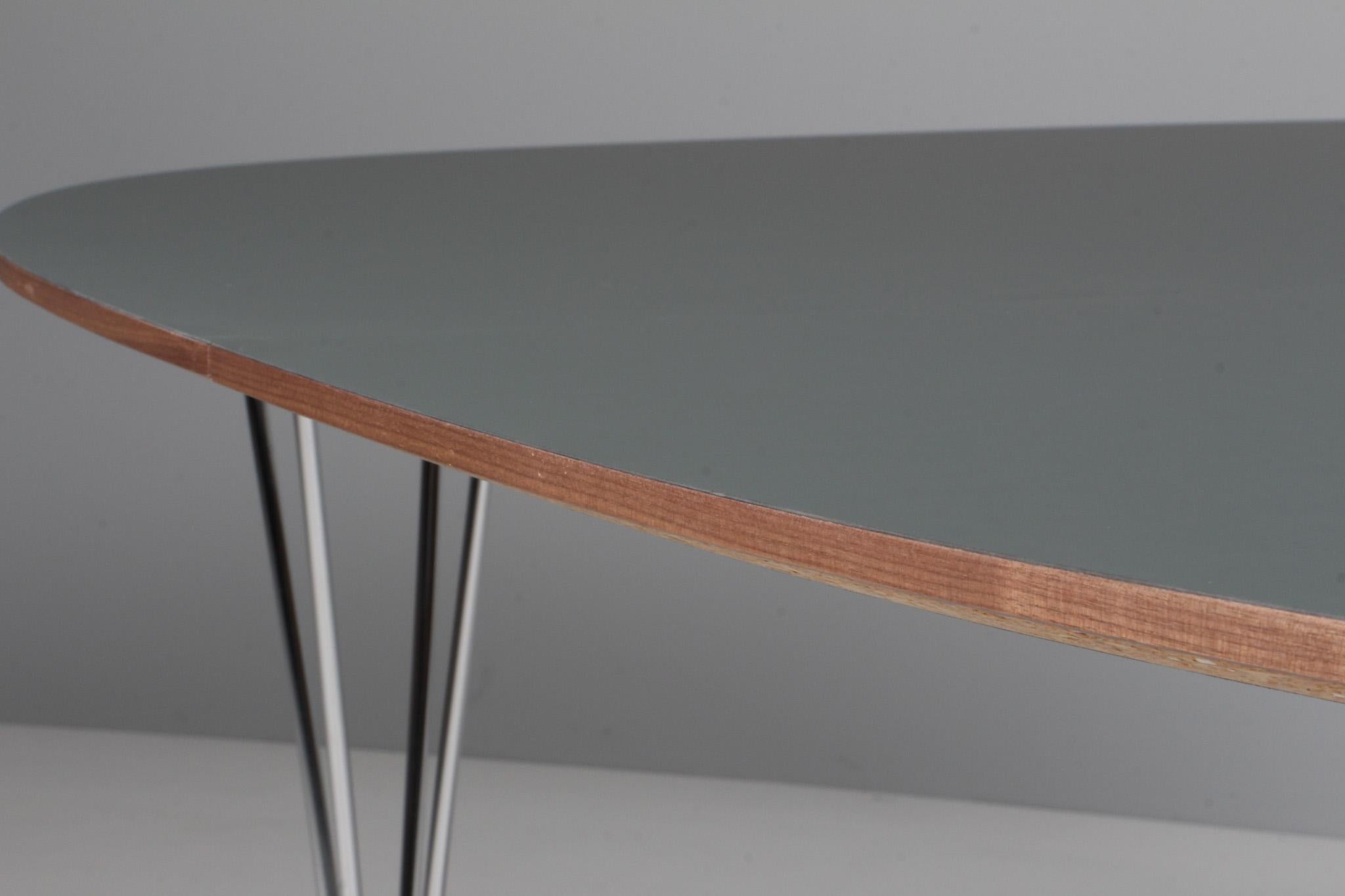 Scandinavo moderno Tavolo da pranzo Piet Hein & Arne Jacobsen in laminato fenix e noce in vendita