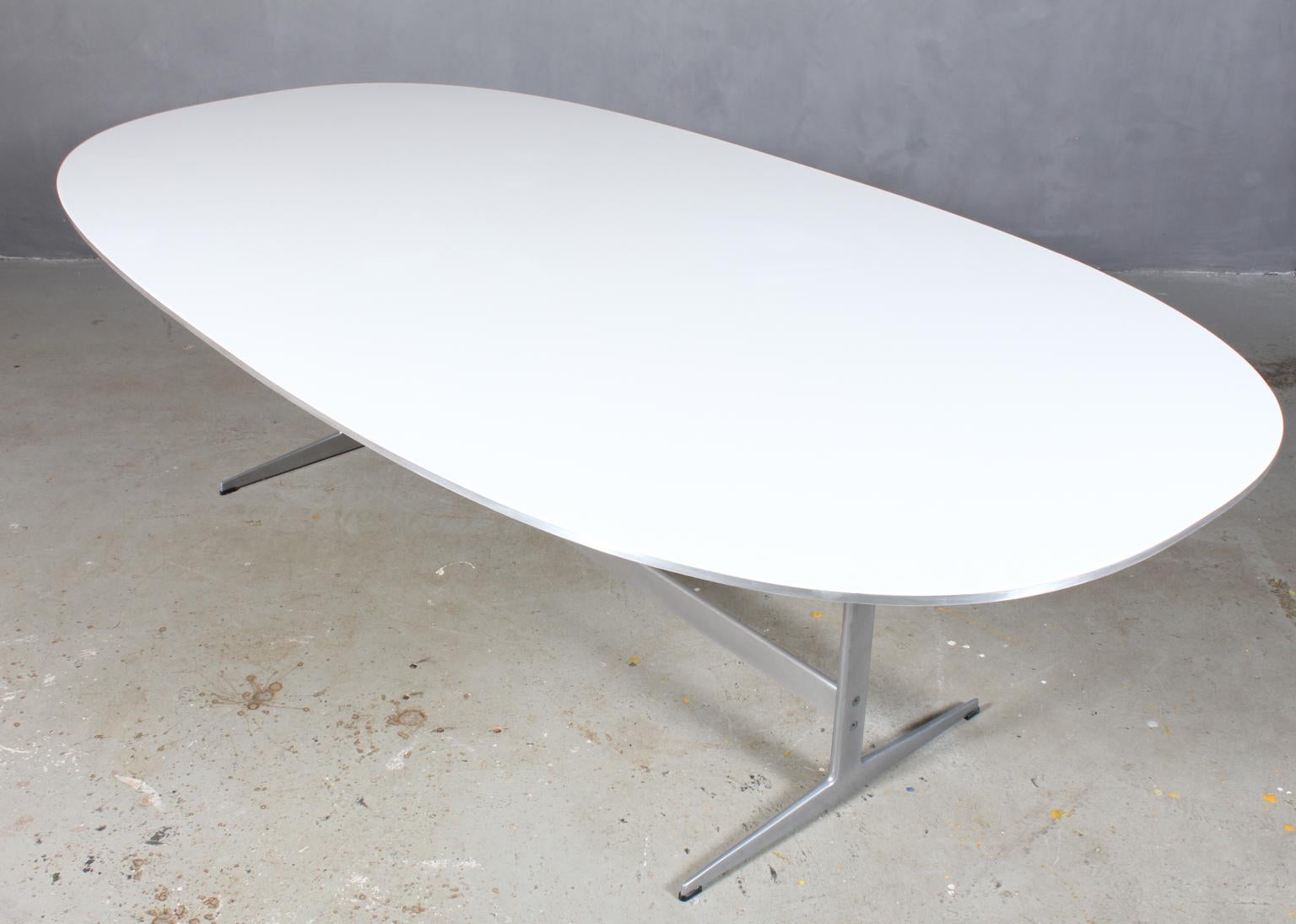 Piet Hein & Arne Jacobsen ellipse dining table new laquered. Alu list on the side.

Shaker base of aluminium.

Made by Fritz Hansen.
     