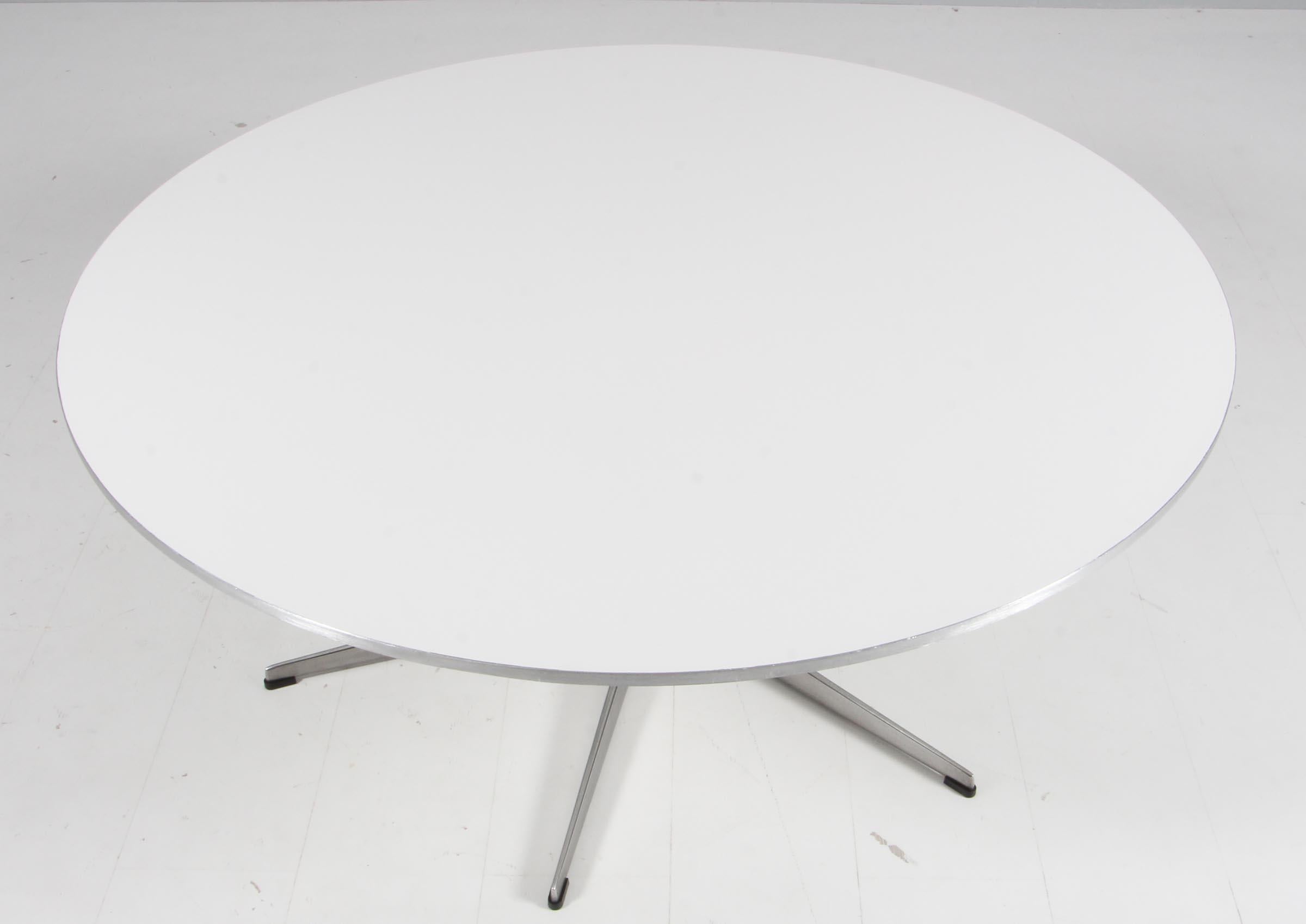 Table basse Piet Hein & Arne Jacobsen avec nouveau plateau laqué blanc.

Base à six étoiles en aluminium et en acier.

Fabriqué par Fritz Hansen.