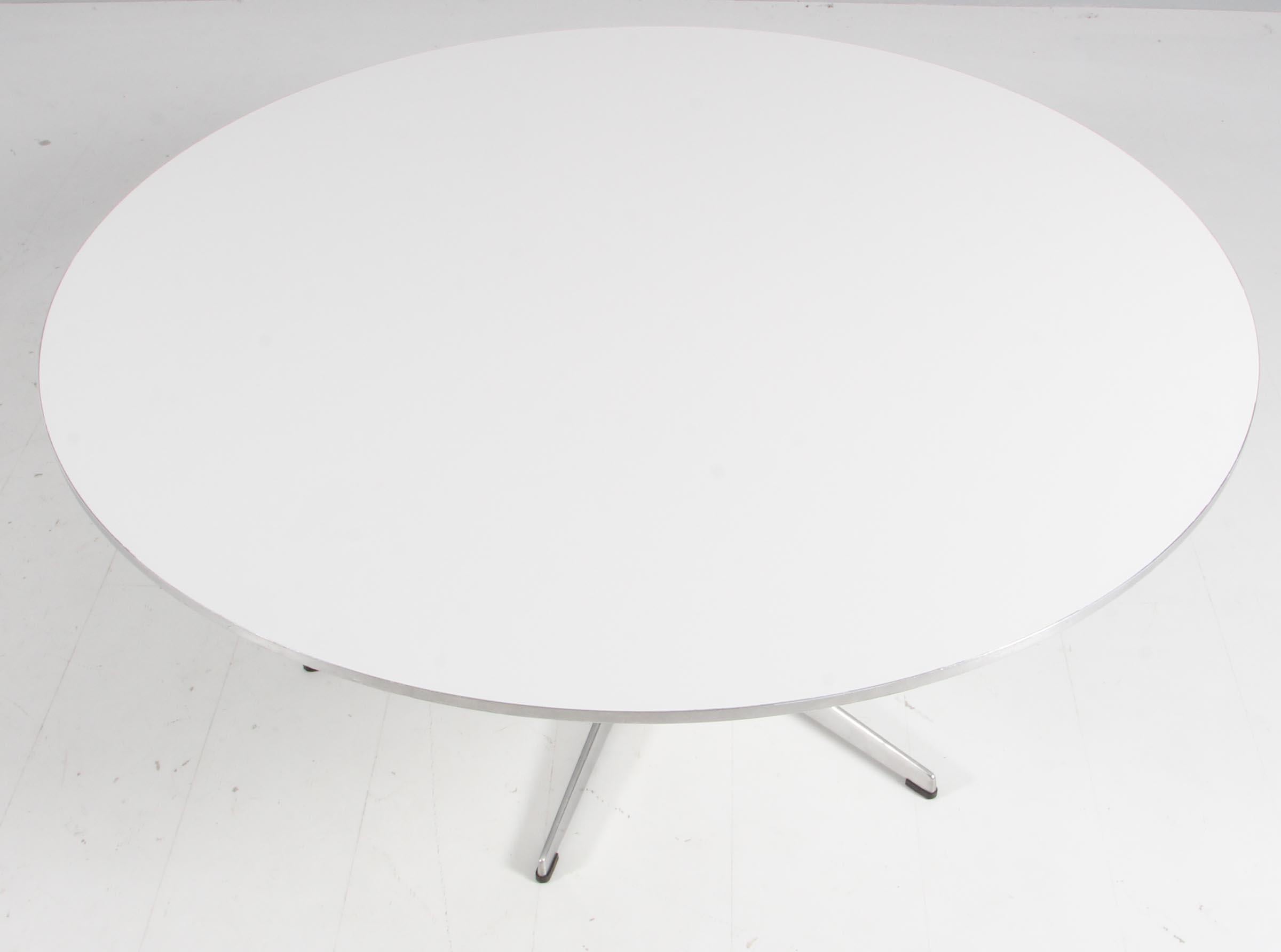 Table basse Piet Hein & Arne Jacobsen avec nouveau plateau laqué blanc.

Base à six étoiles en aluminium et en acier.

Fabriqué par Fritz Hansen.