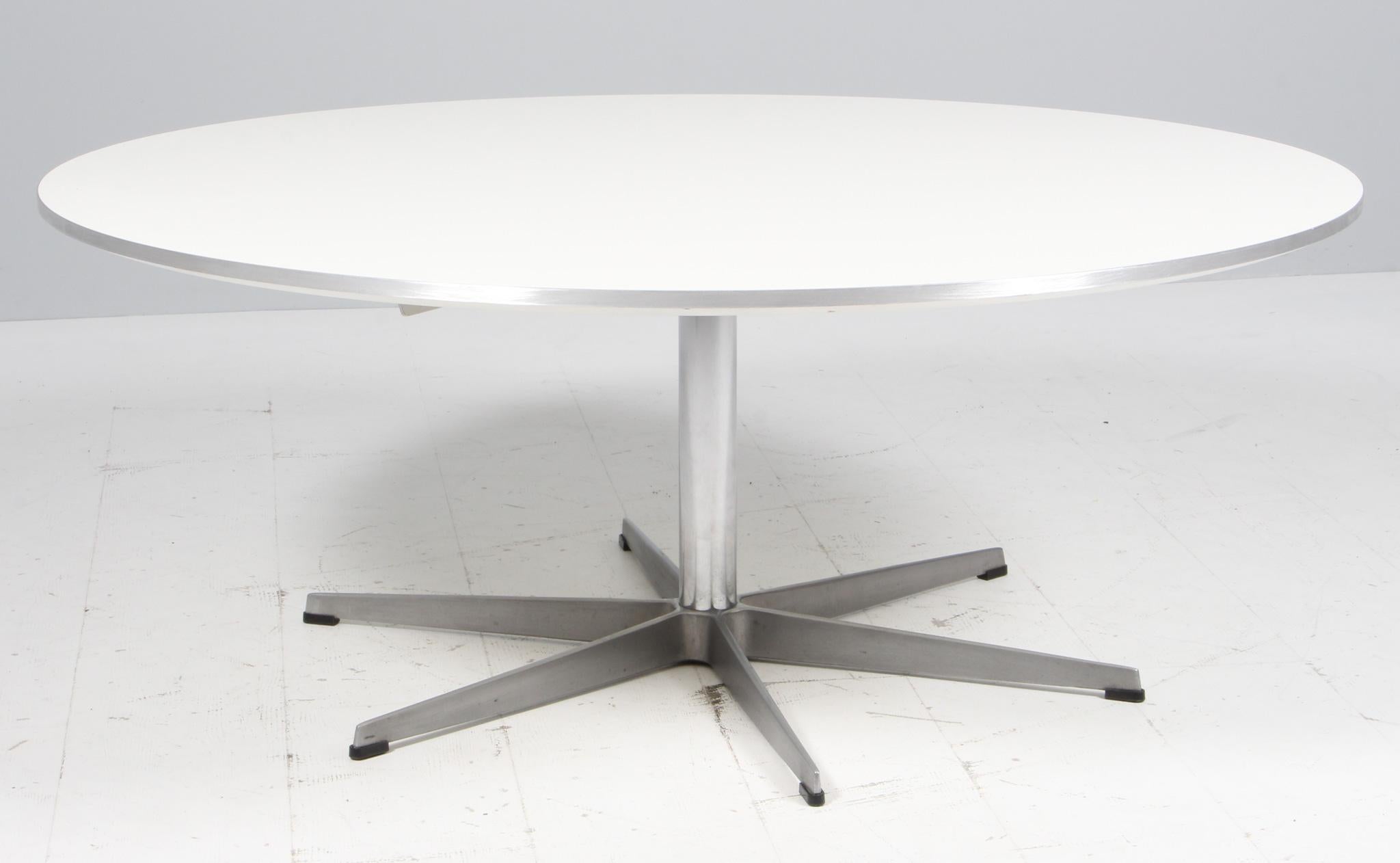 Tavolino da caffè Piet Hein & Arne Jacobsen con laminato bianco.

base a sei stelle in alluminio e acciaio.

Prodotto da Fritz Hansen.