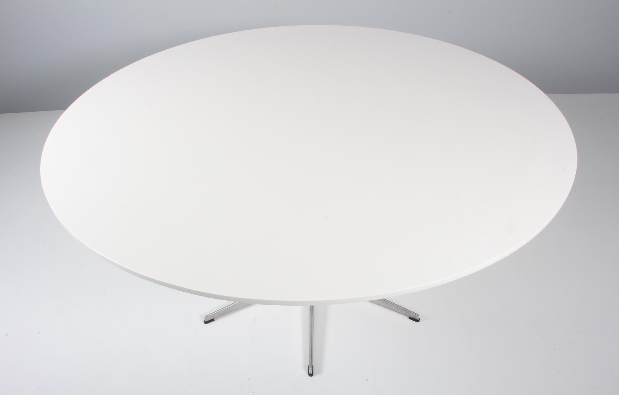 Piet Hein & Arne Jacobsen café table with new laquered white top.

six star base of aluminium and steel.

Made by Fritz Hansen.