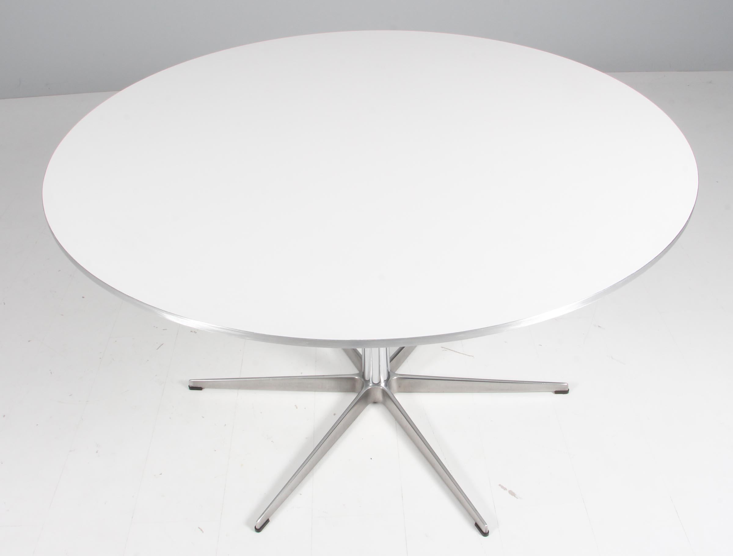 Piet Hein & Arne Jacobsen dining table with new laquered white top.

six star base of aluminium and steel.

Made by Fritz Hansen.