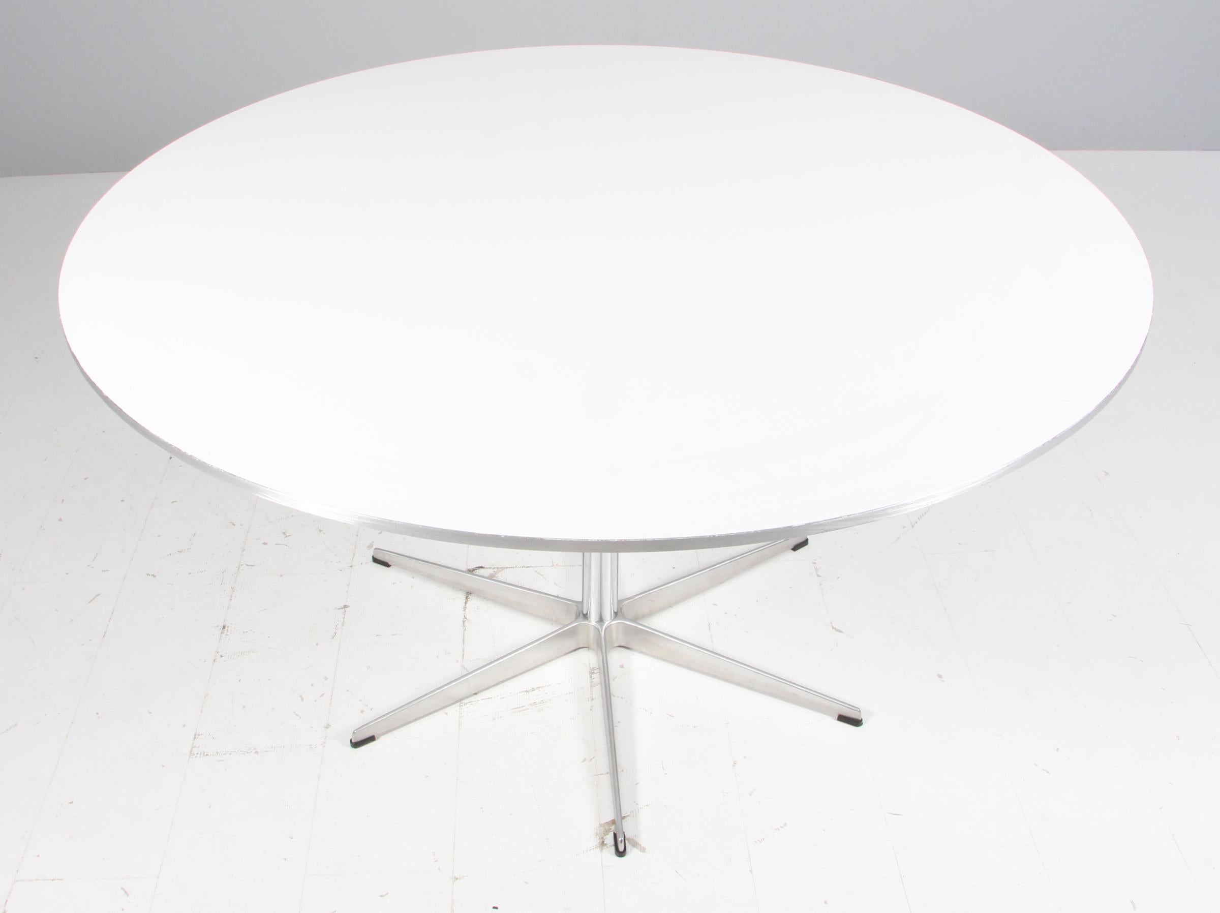 Tavolo da pranzo Piet Hein & Arne Jacobsen con nuovo piatto laccato.

base a sei stelle in alluminio e acciaio.

Prodotto da Fritz Hansen.