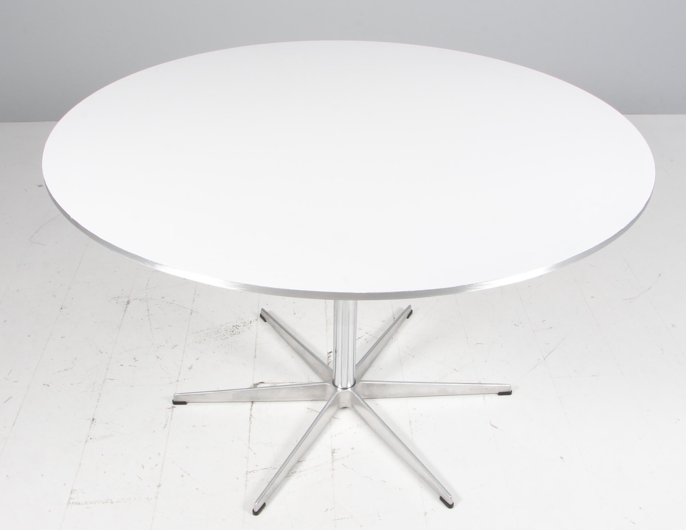 Table à manger Piet Hein & Arne Jacobsen avec nouveau plateau laqué.

Base à six étoiles en aluminium et en acier.

Fabriqué par Fritz Hansen.