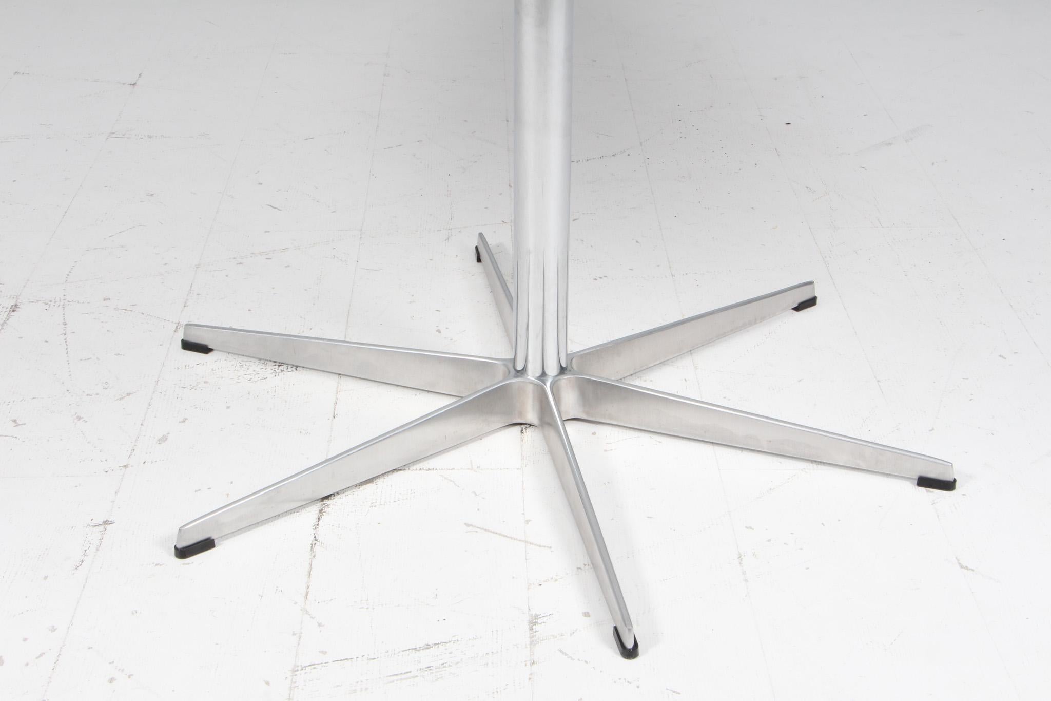 Piet Hein & Arne Jacobsen, runder Esstisch (Skandinavische Moderne) im Angebot