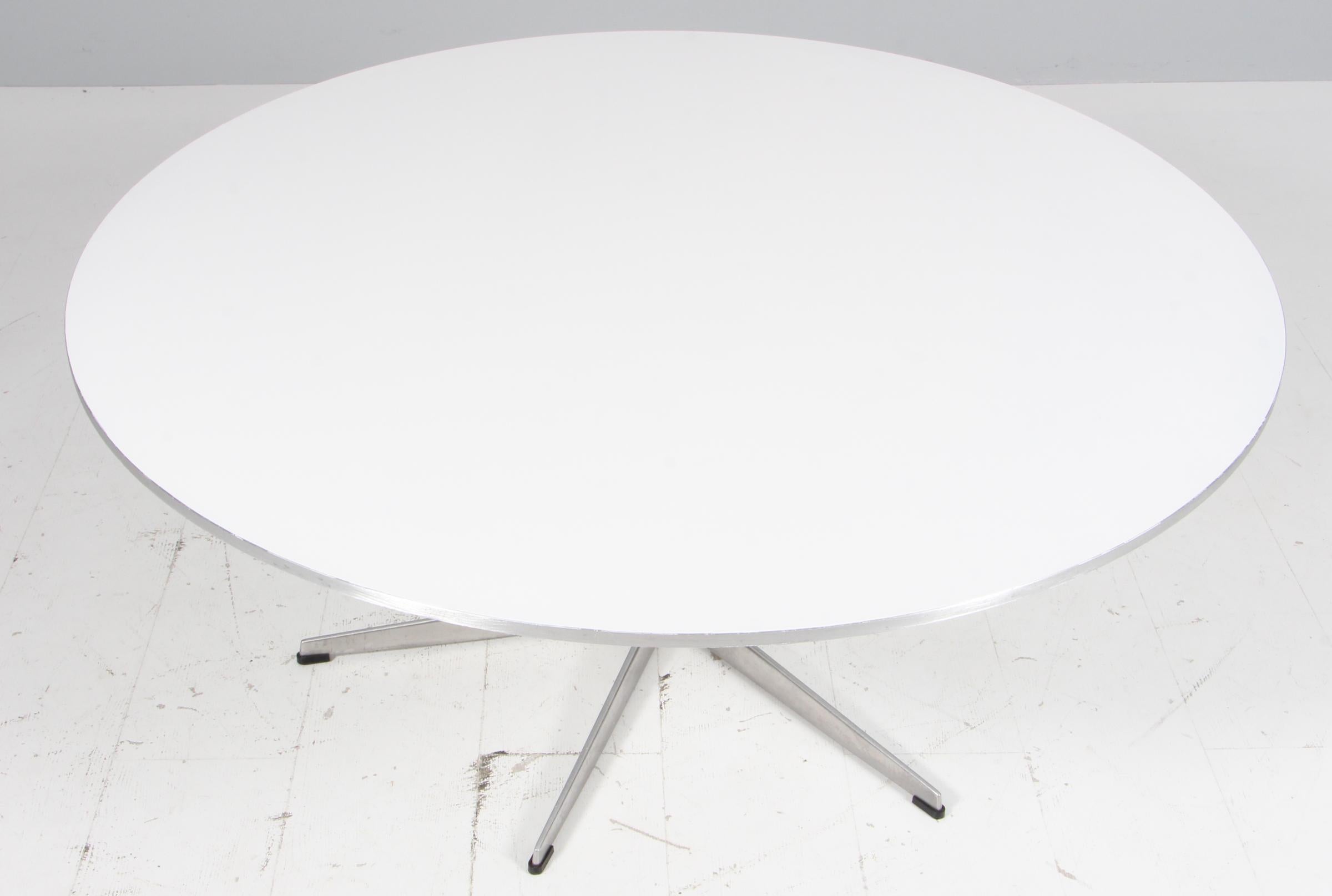 Piet Hein & Arne Jacobsen sofa table with new lacquered plate.

six star base of aluminium and steel.

Made by Fritz Hansen.