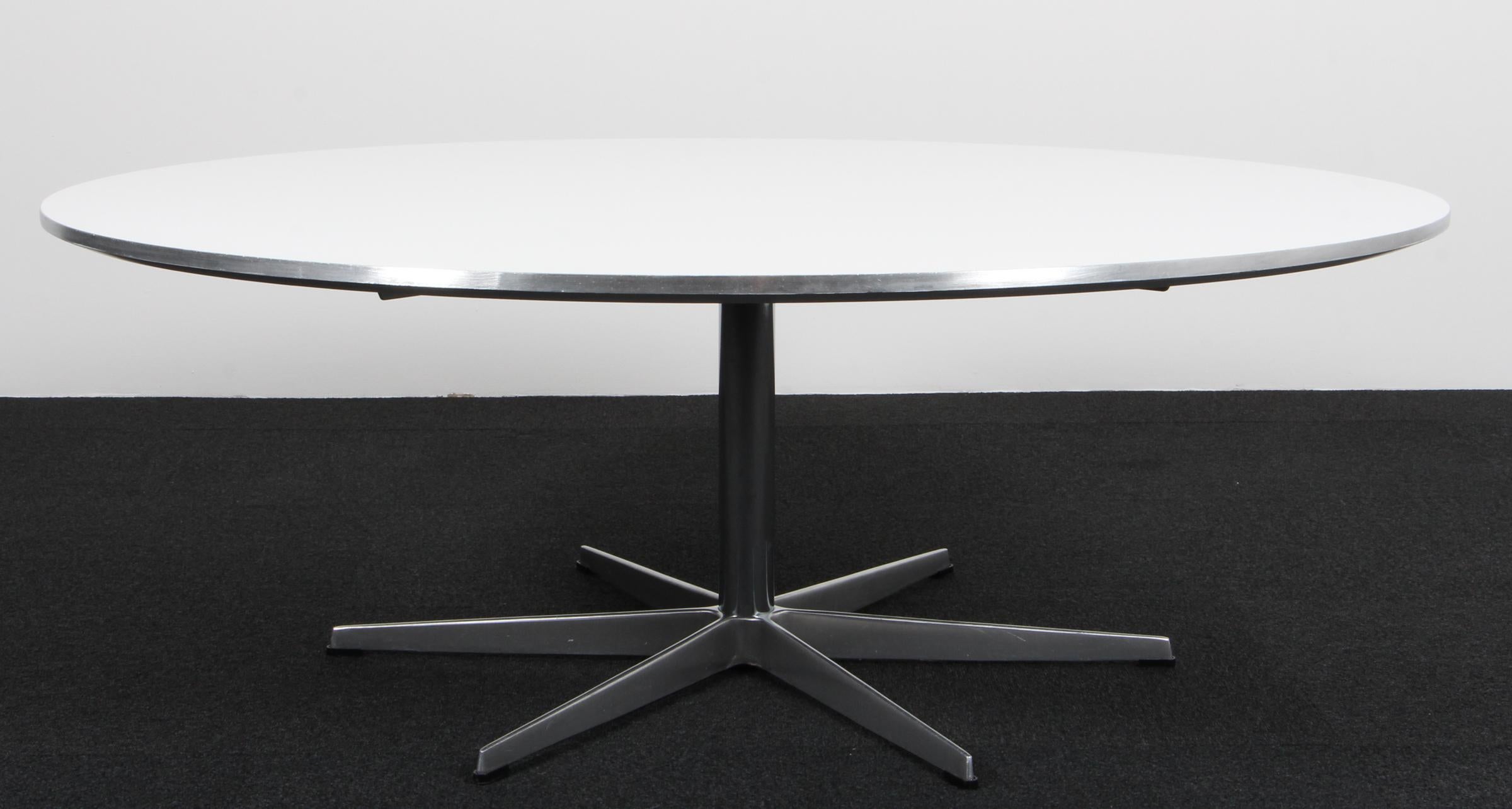 Piet Hein & Arne Jacobsen Sofatisch mit neu lackierter Platte.

Sechs-Sterne-Sockel aus Aluminium und Stahl.

Hergestellt von Fritz Hansen.