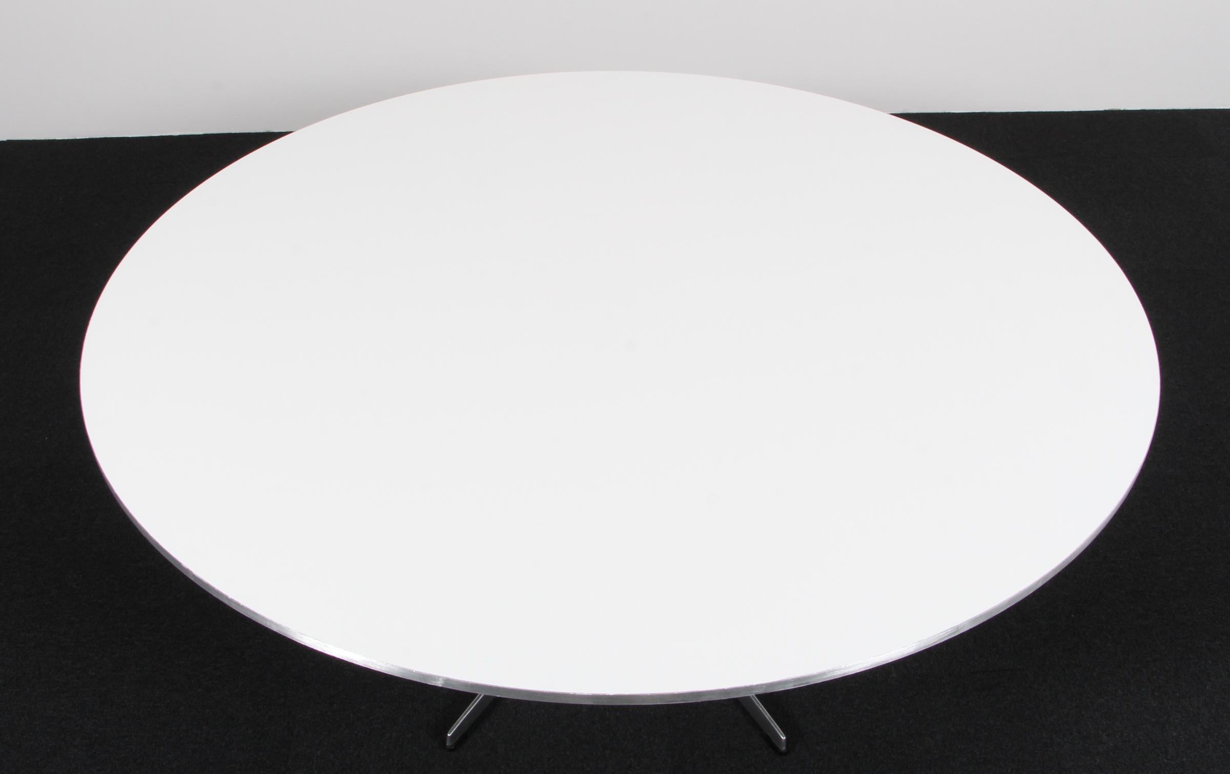 Piet Hein & Arne Jacobsen, runder Sofatisch (Skandinavische Moderne) im Angebot