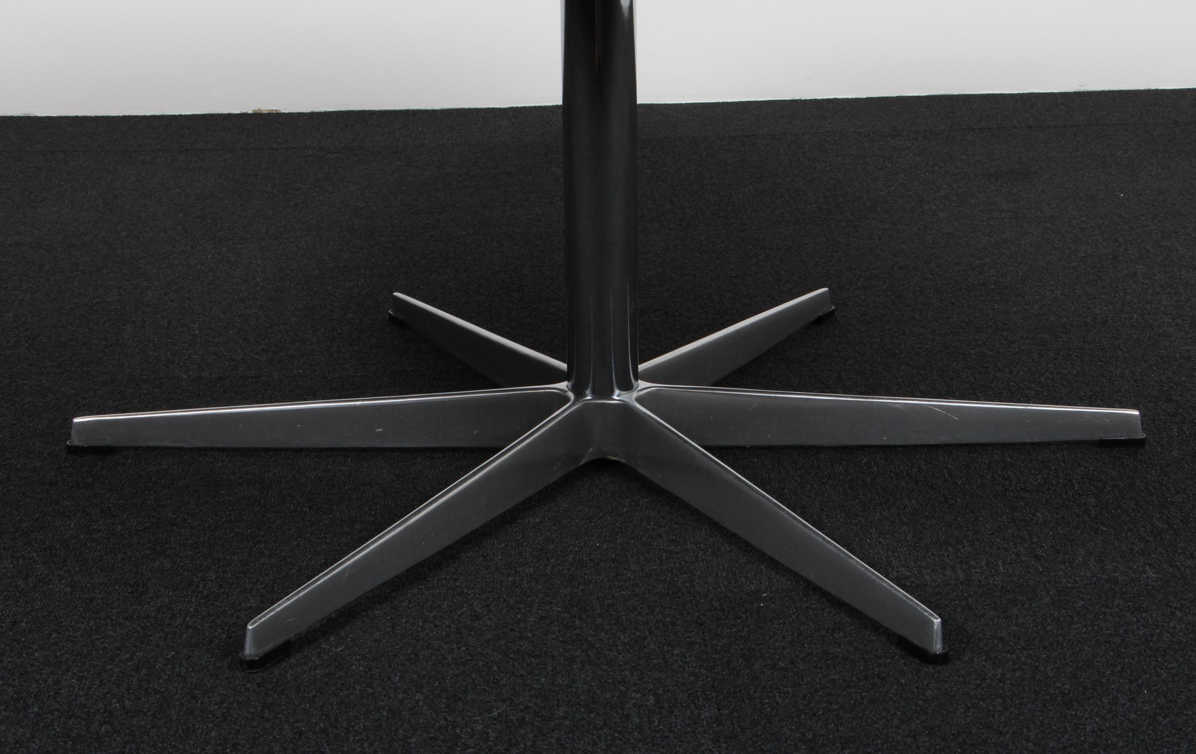 Piet Hein & Arne Jacobsen, runder Sofatisch (Mitte des 20. Jahrhunderts) im Angebot