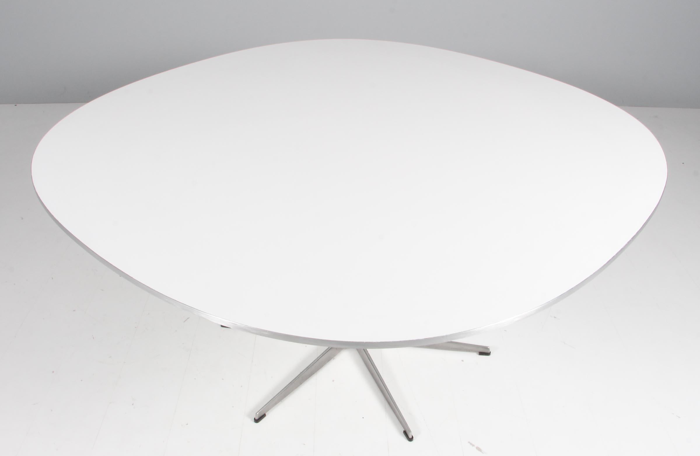 Piet Hein & Arne Jacobsen dining table with new laquered white top.

six star base of aluminium and steel.

Made by Fritz Hansen.