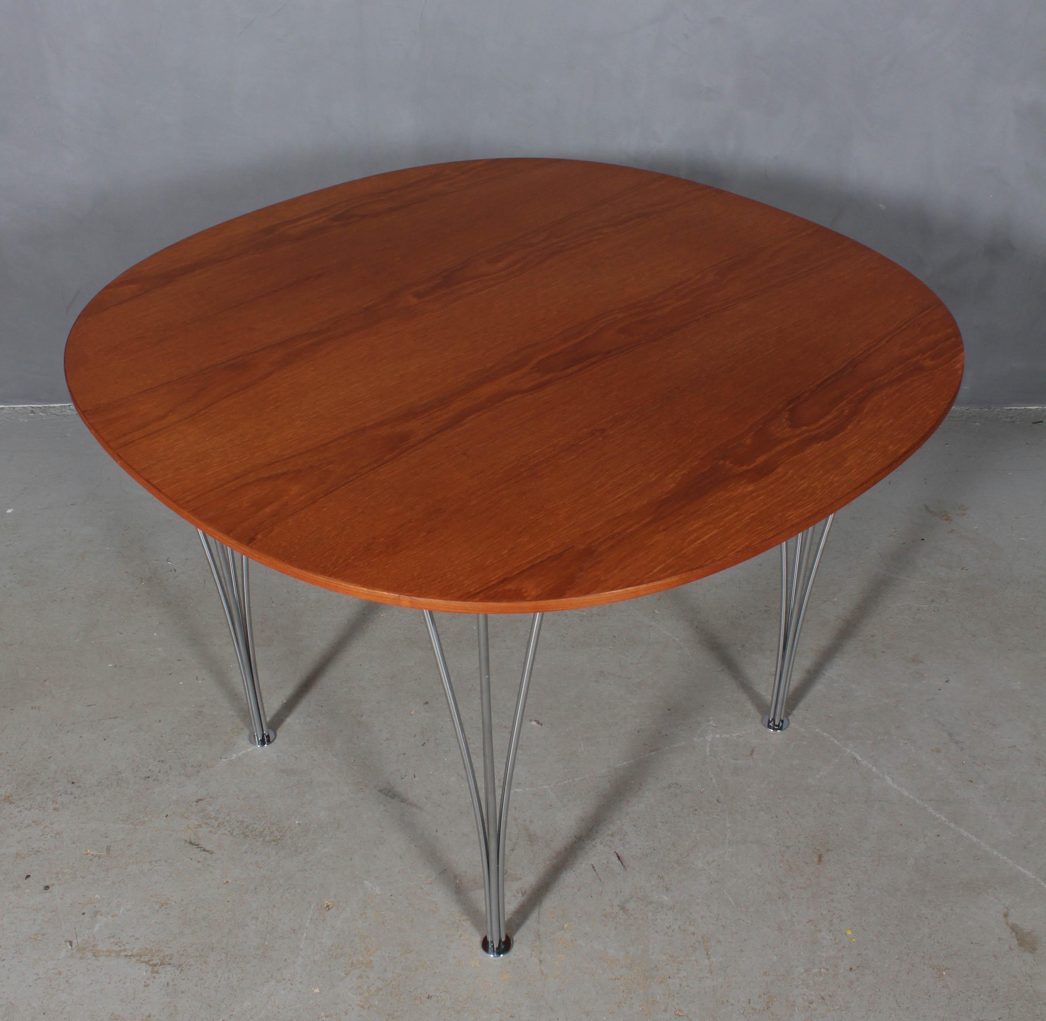 Piet Hein & Arne Jacobsen café table with plate of veneered teak.

Legs of chromed steel.

Made by Fritz Hansen.