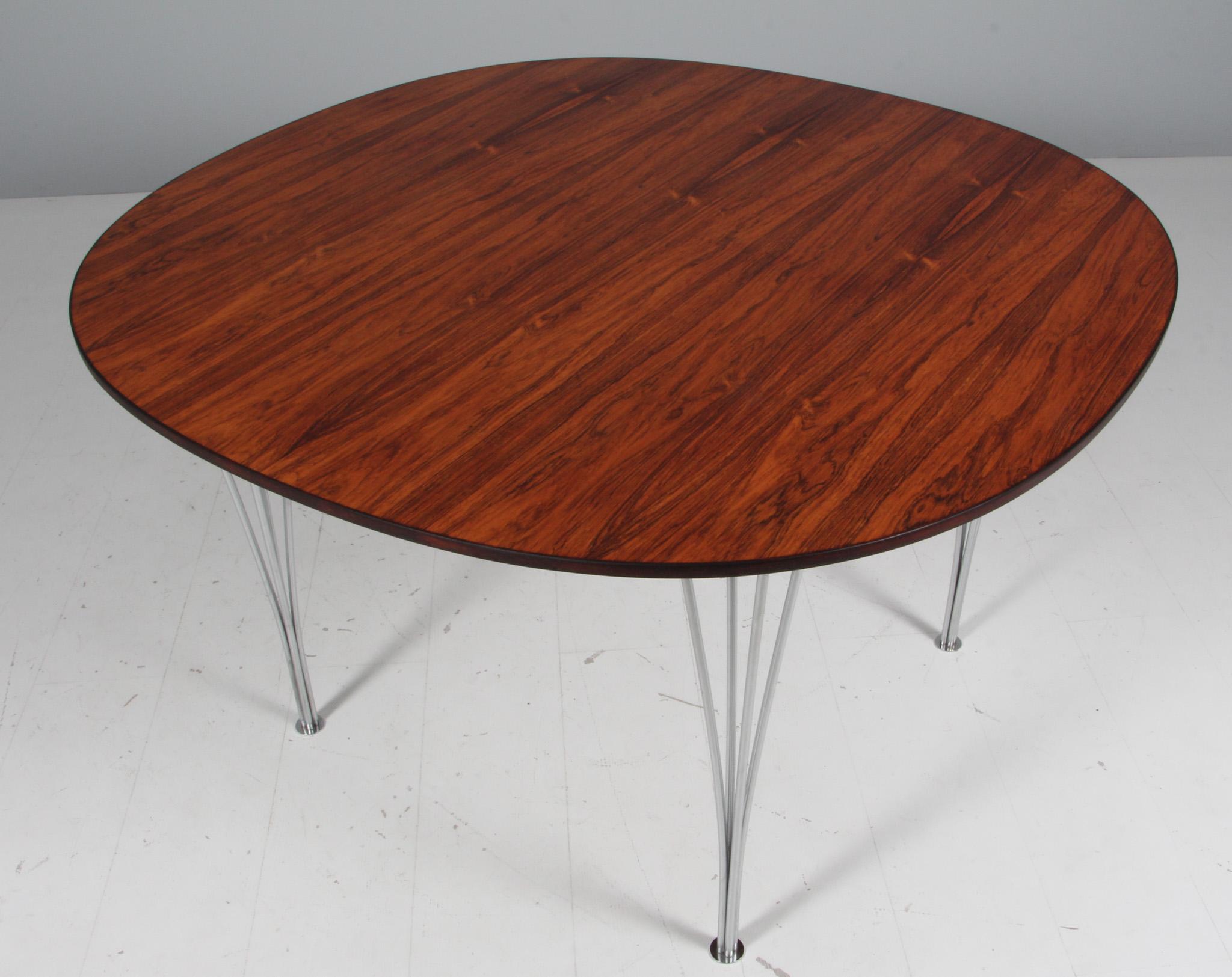Table de salle à manger Piet Hein & Bruno Mathsson avec plateau original en bois de rose.

Pieds chromés.

Fabriqué par Fritz Hansen.