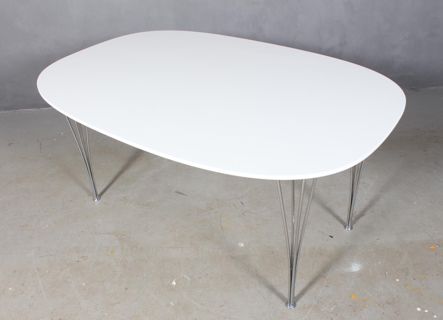 Piet Hein & Bruno Mathsson Elipse dining table white lacquered.

Legs in chromed steel.

Made by Fritz Hansen.

New lacquered by professional car painter.