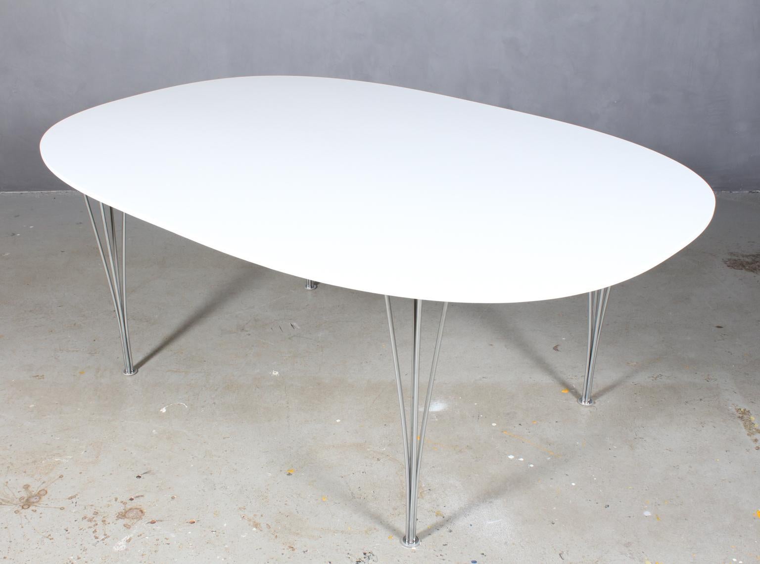Piet Hein & Bruno Mathsson Elipse dining table white lacquered.

Legs in chromed steel.

Made by Fritz Hansen.

New lacquered by professional car painter.