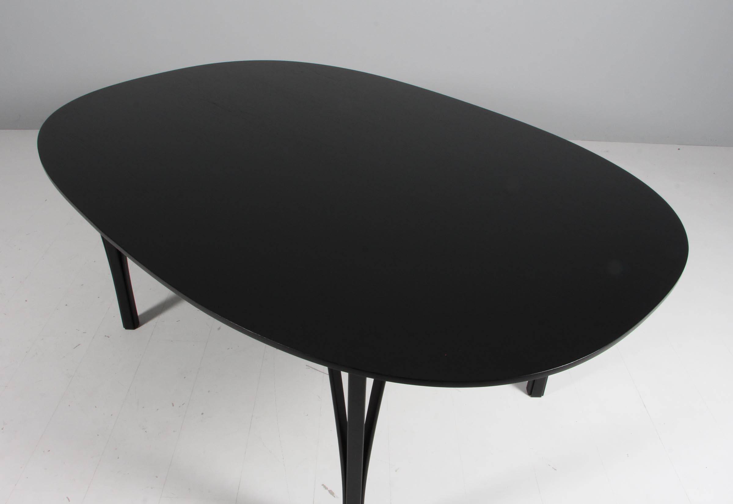 Piet Hein & Bruno Mathsson table de salle à manger ellipse en chêne teinté noir veener

Pieds en chêne teinté noir.

Fabriqué par Fritz Hansen.
 