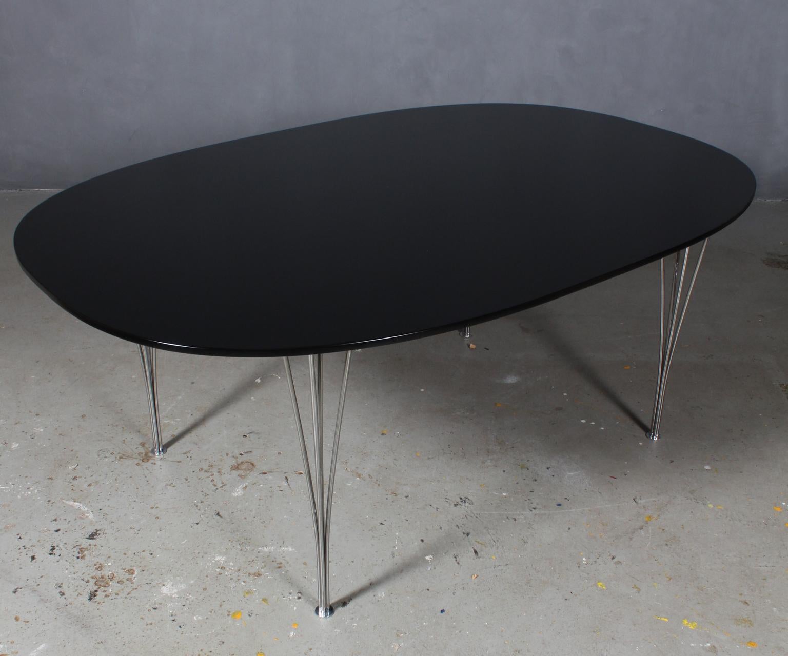 Piet Hein & Bruno Mathsson ellipse dining table new laquererd black.

Legs in chromed steel.

Made by Fritz Hansen.
  