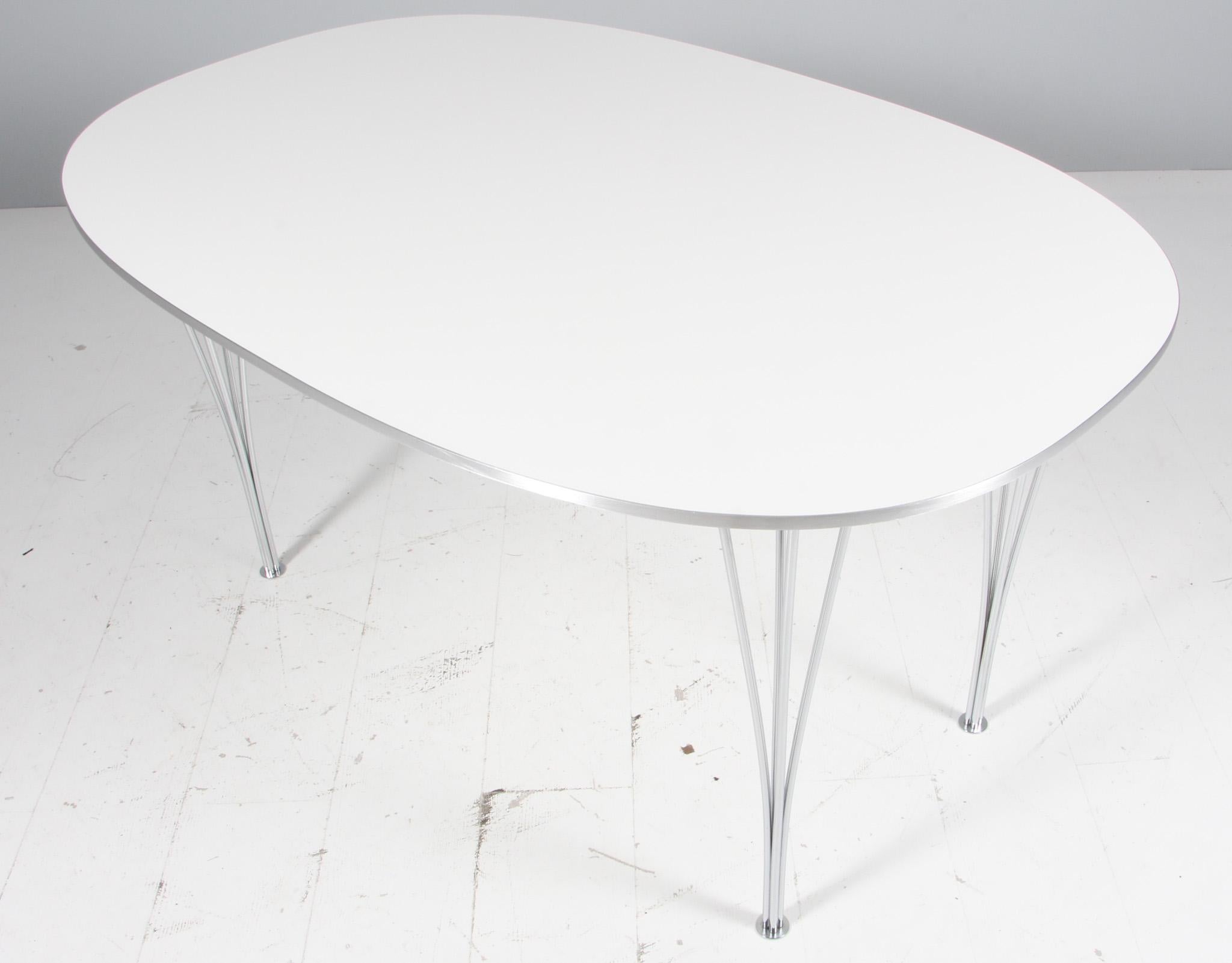 Table de salle à manger ellipse de Piet Hein & Bruno Mathsson en stratifié.

Pieds en acier chromé.

Fabriqué par Fritz Hansen.
 