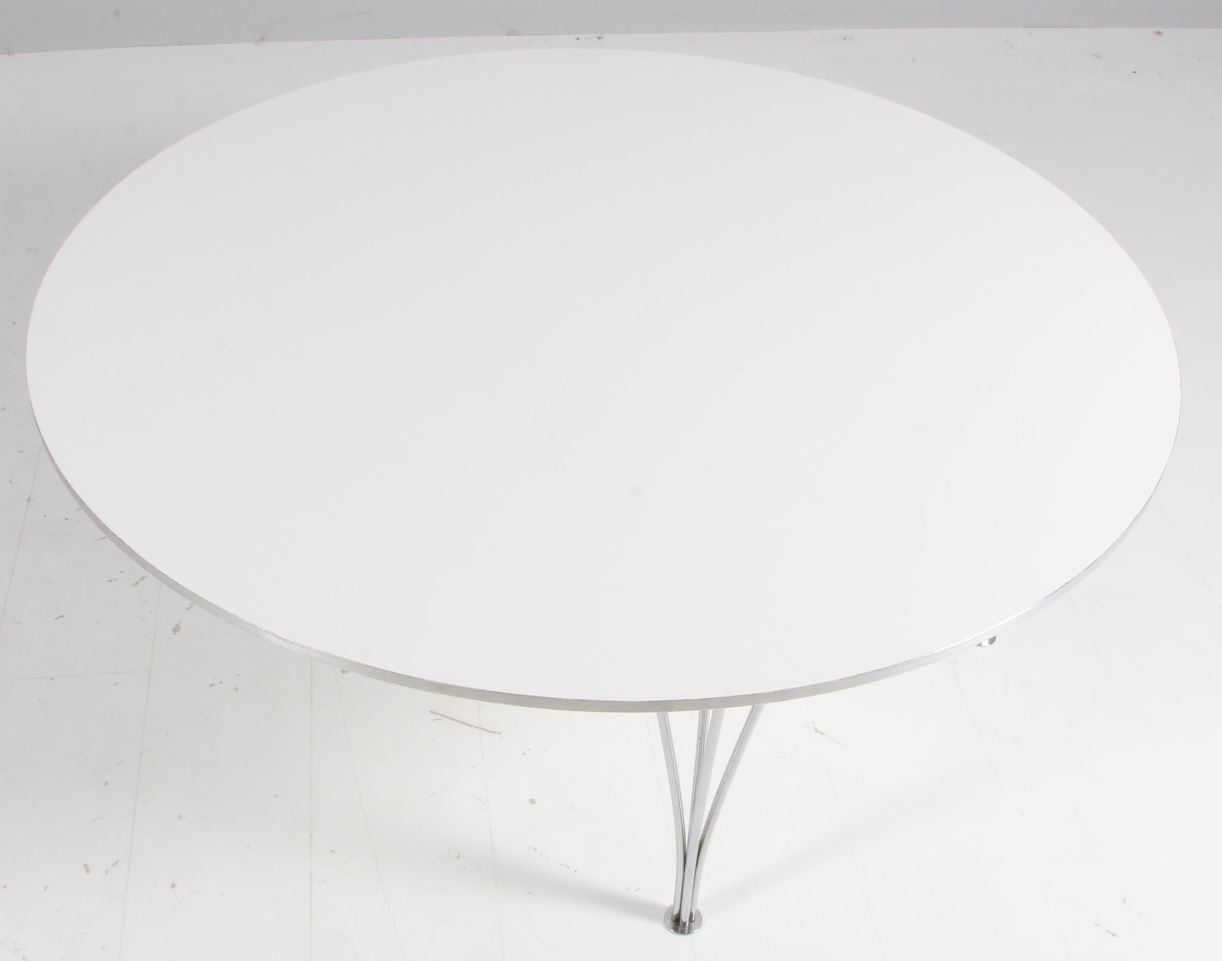 Table basse Piet Hein & Bruno Mathsson avec nouveau plateau laqué blanc.

Pieds Bruno mathsson chromés. 

Fabriqué par Fritz Hansen.