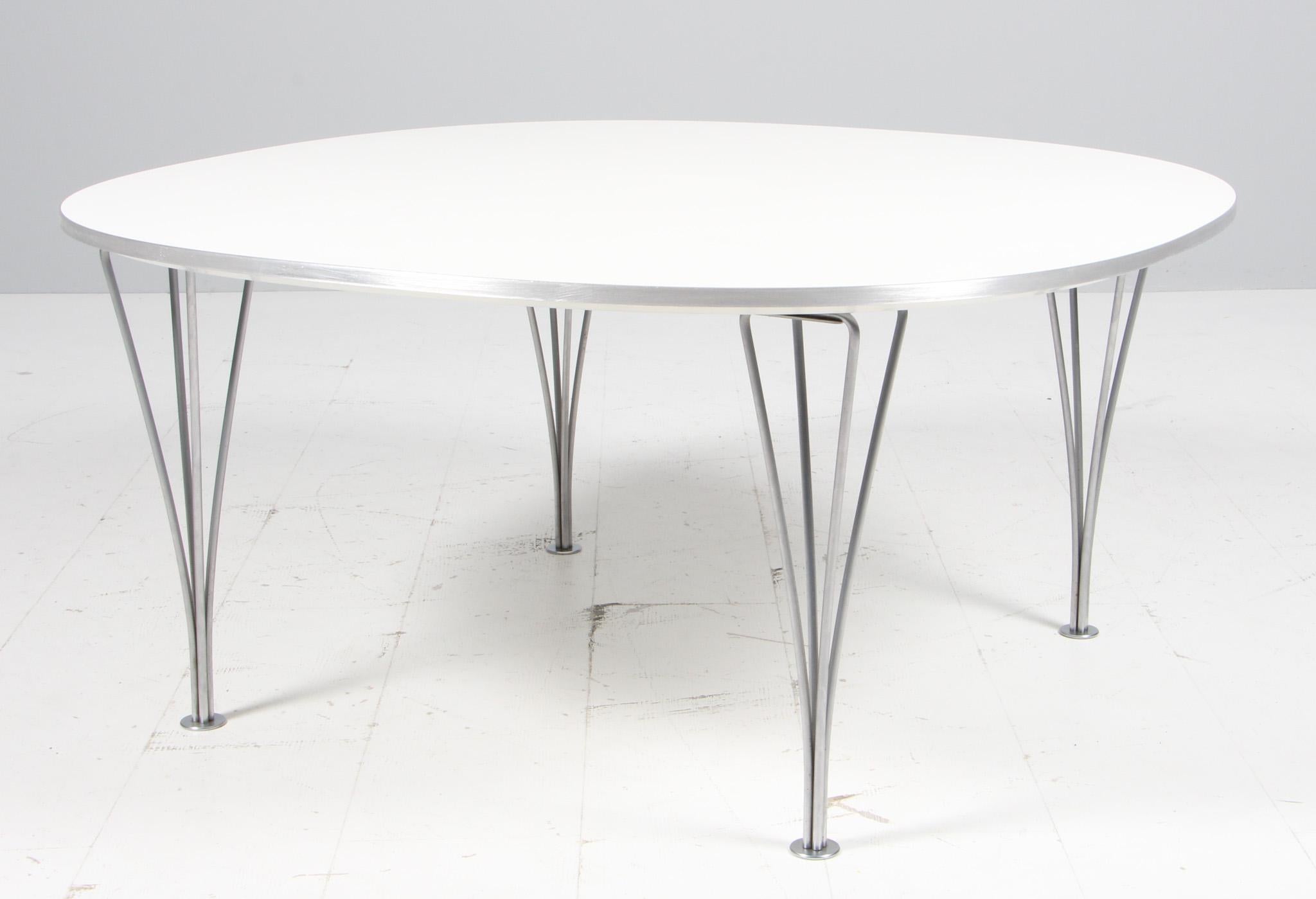 Mesa de centro Piet Hein & Bruno Mathsson con laminado original.

Patas Bruno Mathsson cromadas. 

Fabricado por Fritz Hansen.
